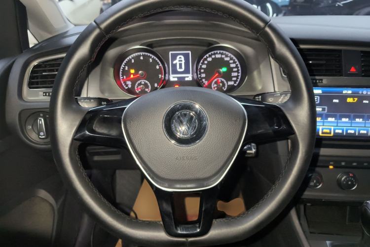 Used Volkswagen Golf 2016 230TSI Automatic Comfort Version
