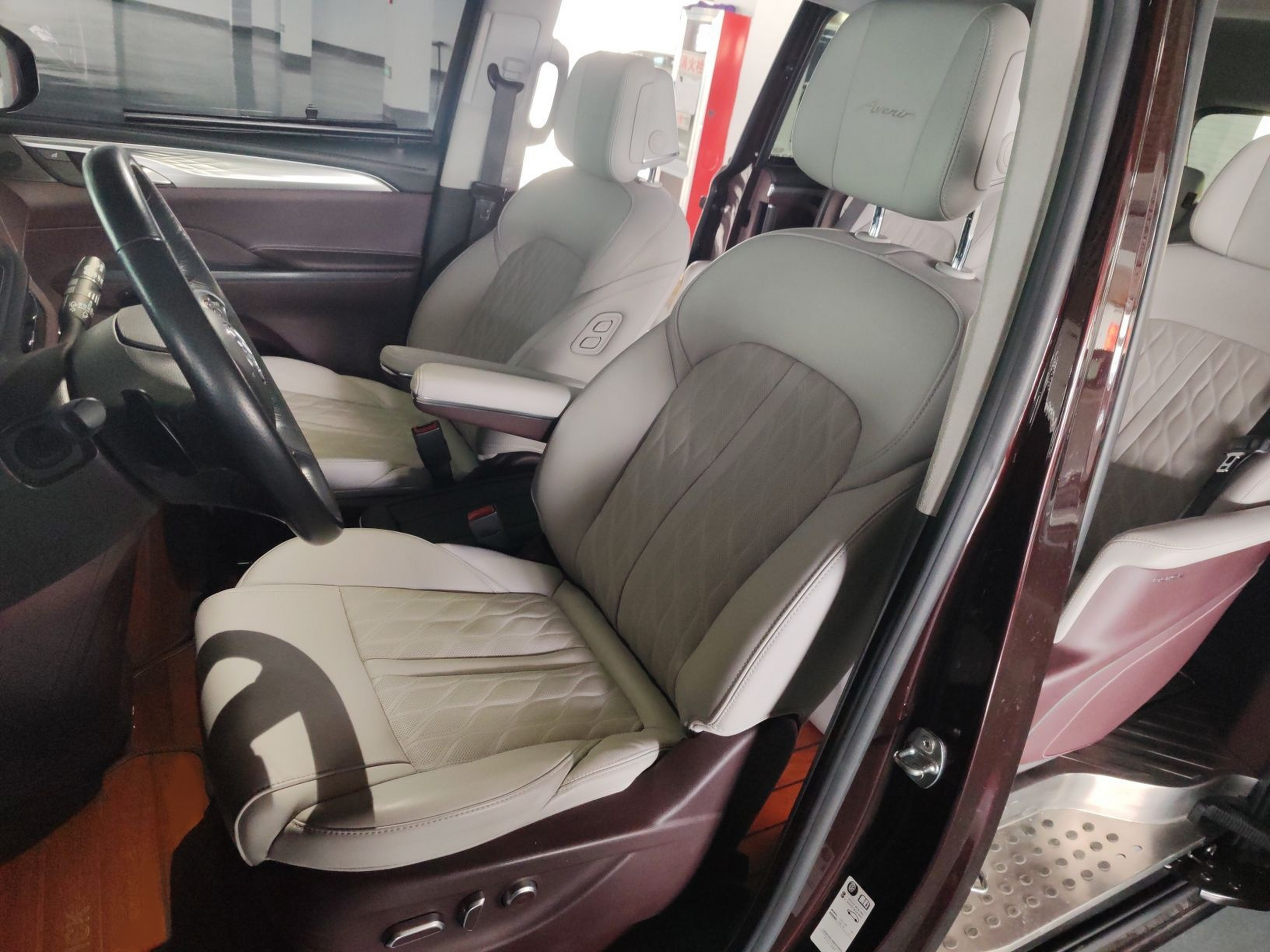 Переднее сиденье в автомобиле