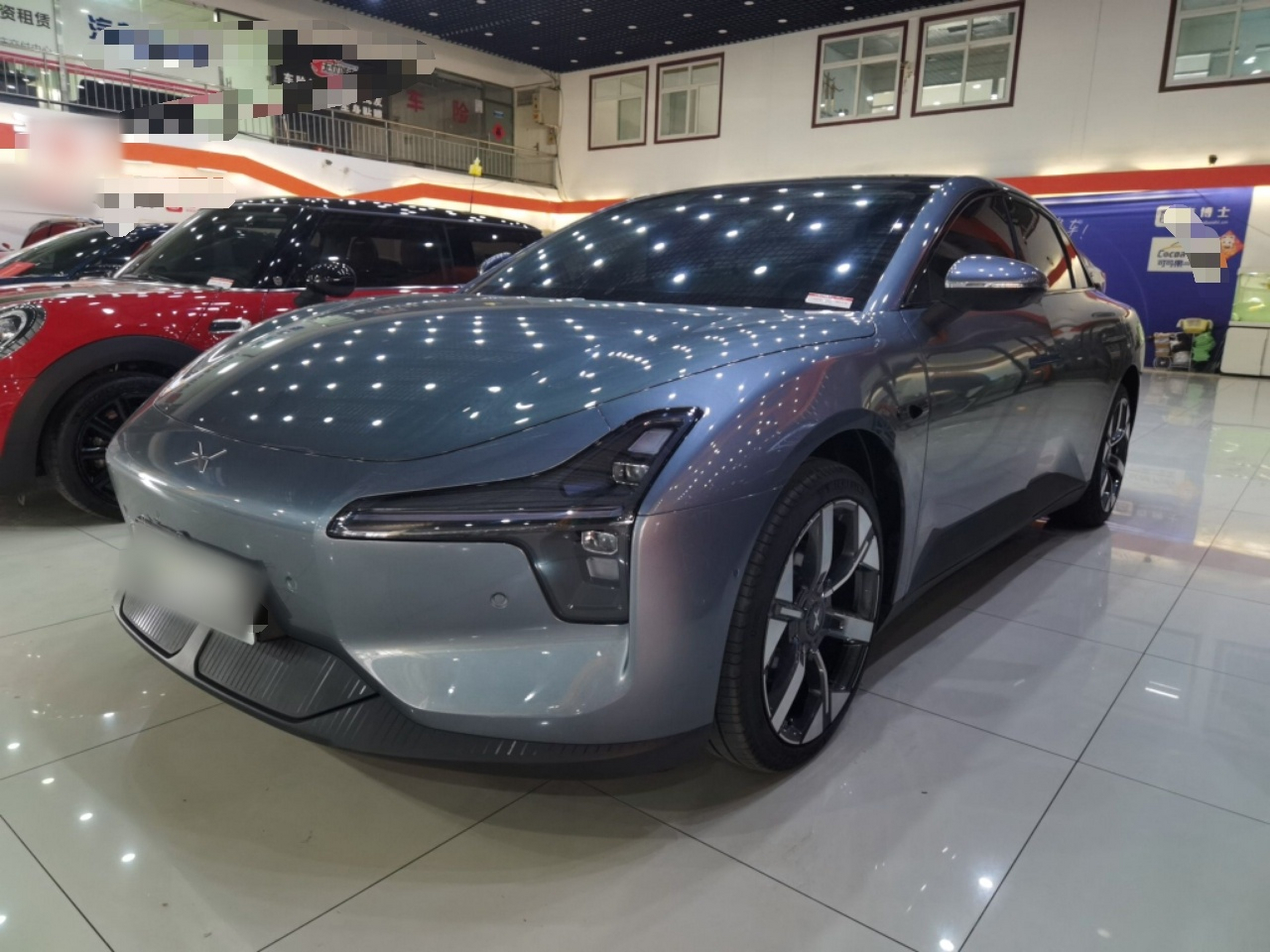 تحت مقدمة السيارة