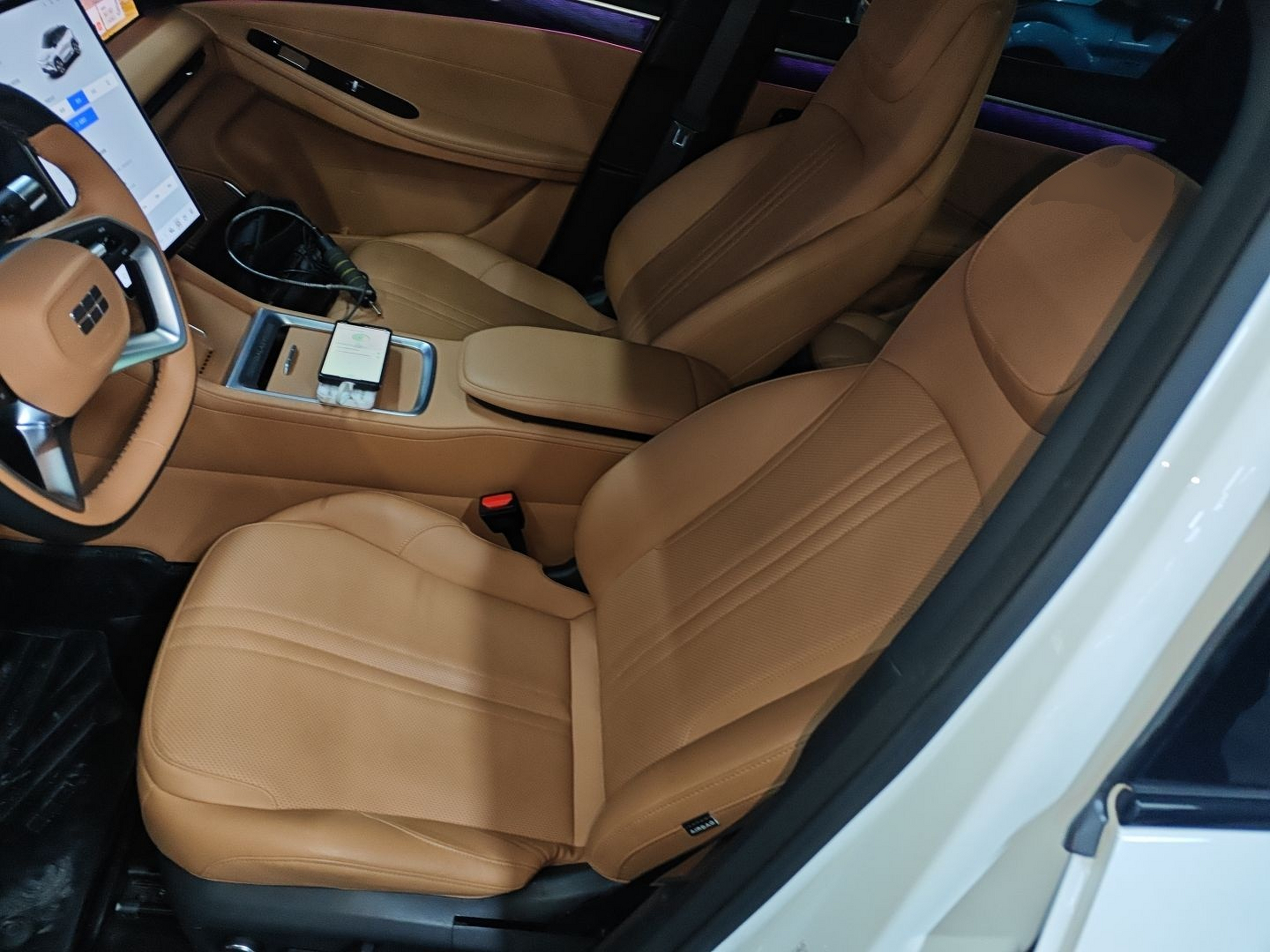 المقاعد الأمامية داخل السيارة