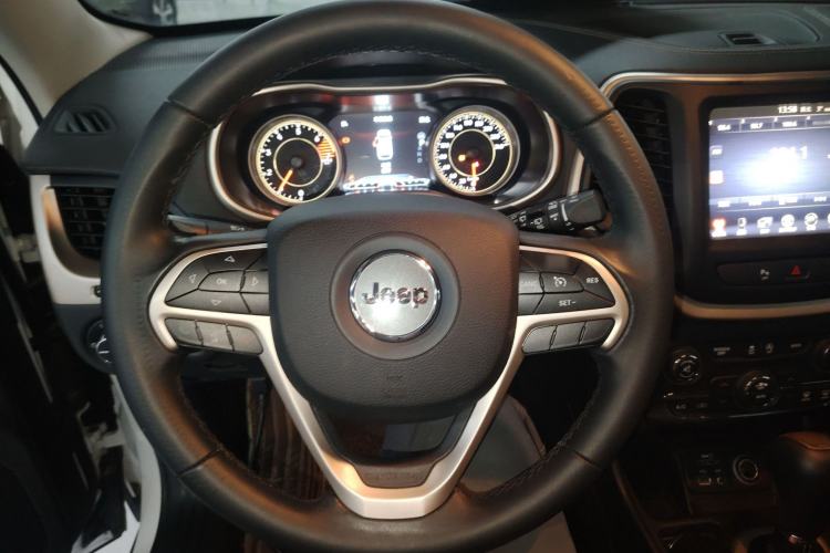 Used  Cherokee 2017 2.4L Leading Smart Edition