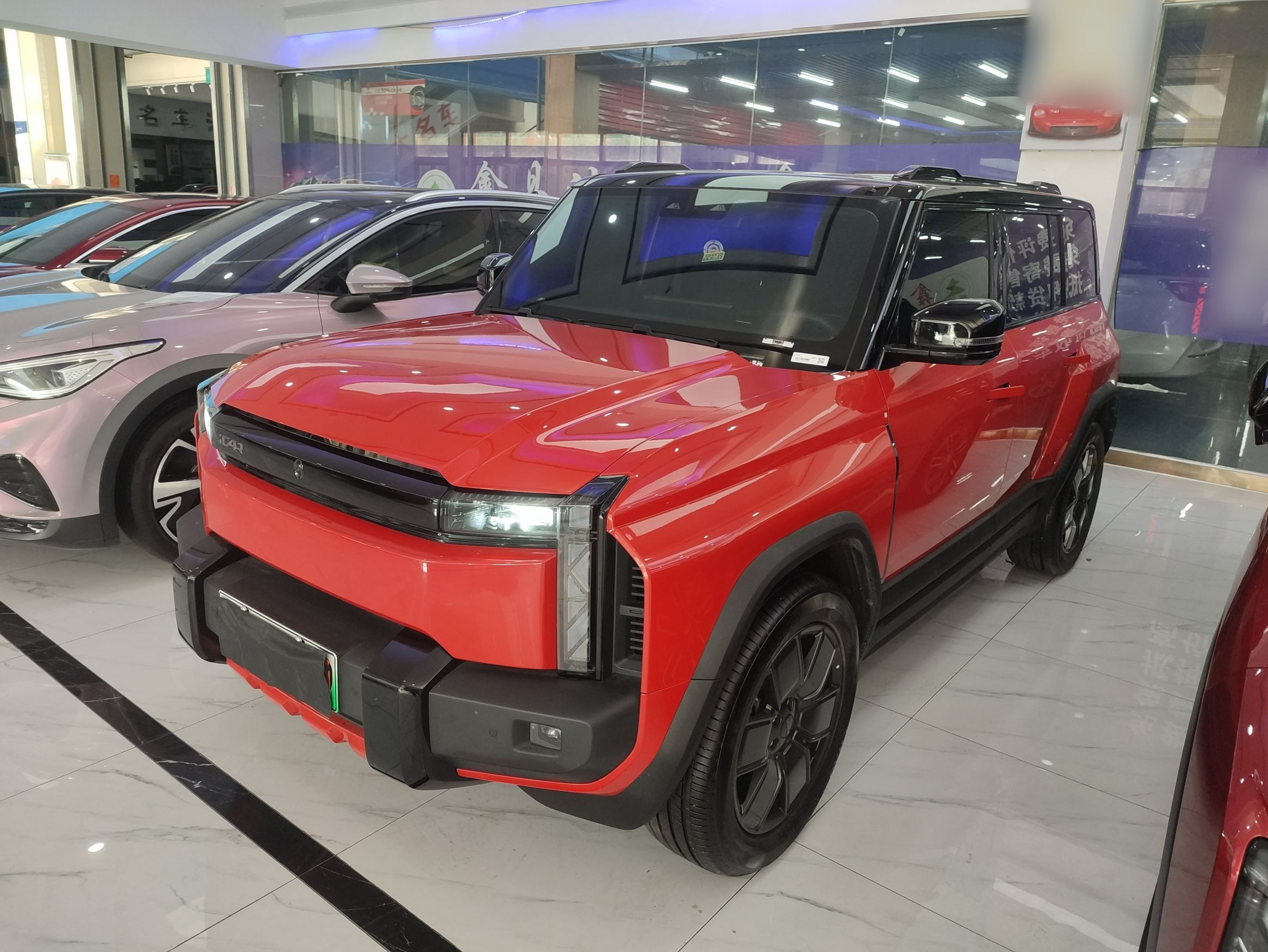 تحت مقدمة السيارة