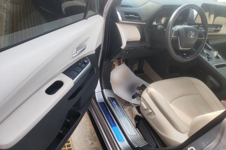 Used Toyota Sienna 2021 2.5L Hybrid Premium Edition
