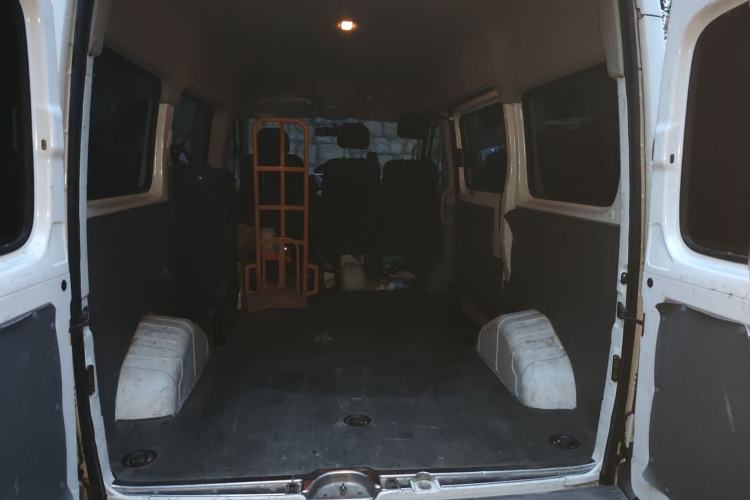 Used SAIC MAXUS Xintu V80 2019 2.5T Classic Edition 6-Speed Manual – Aoyuntong Modified Version Short Wheelbase Mid-Height Roof 5/6 Seats