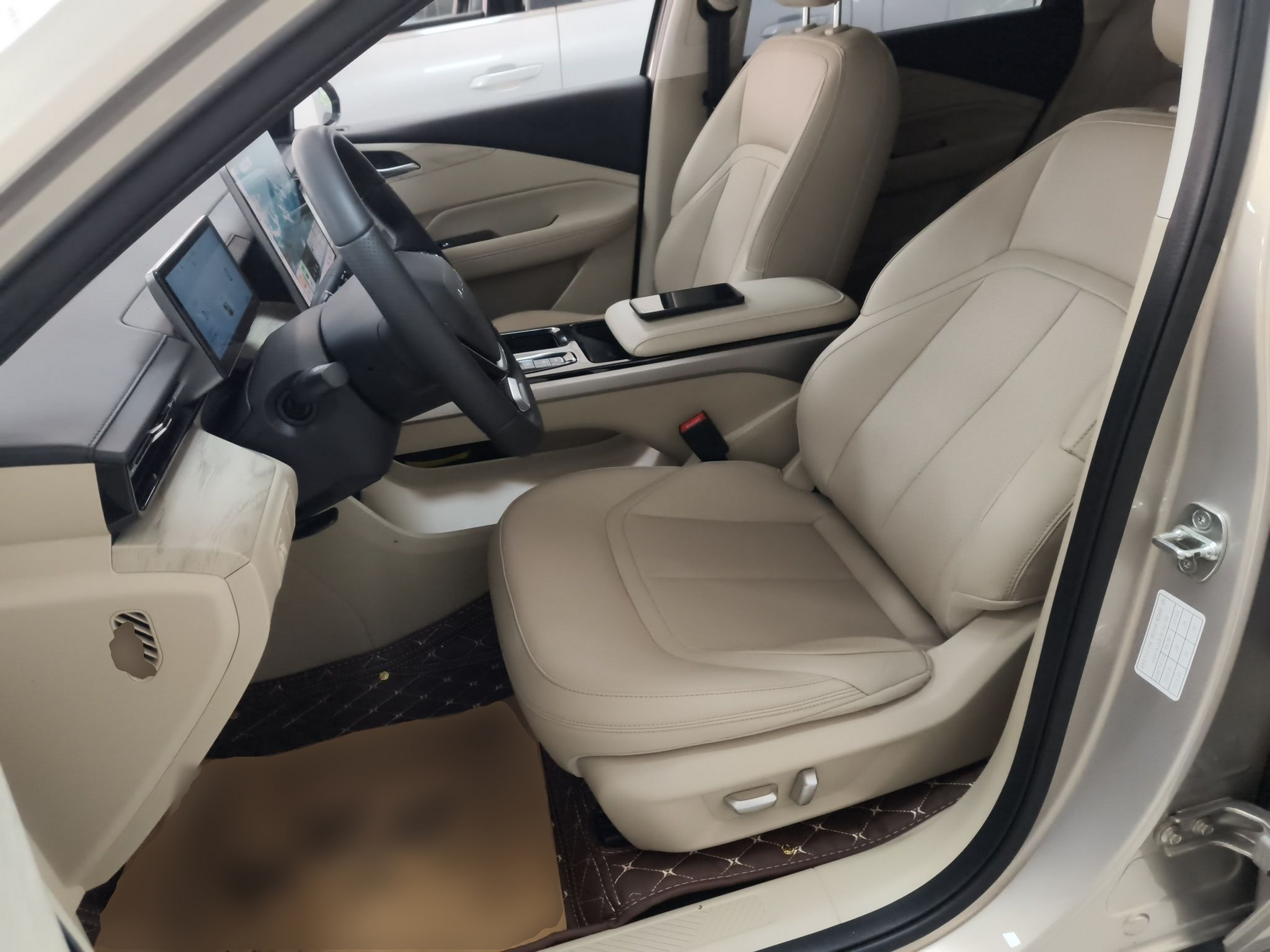 المقاعد الأمامية داخل السيارة