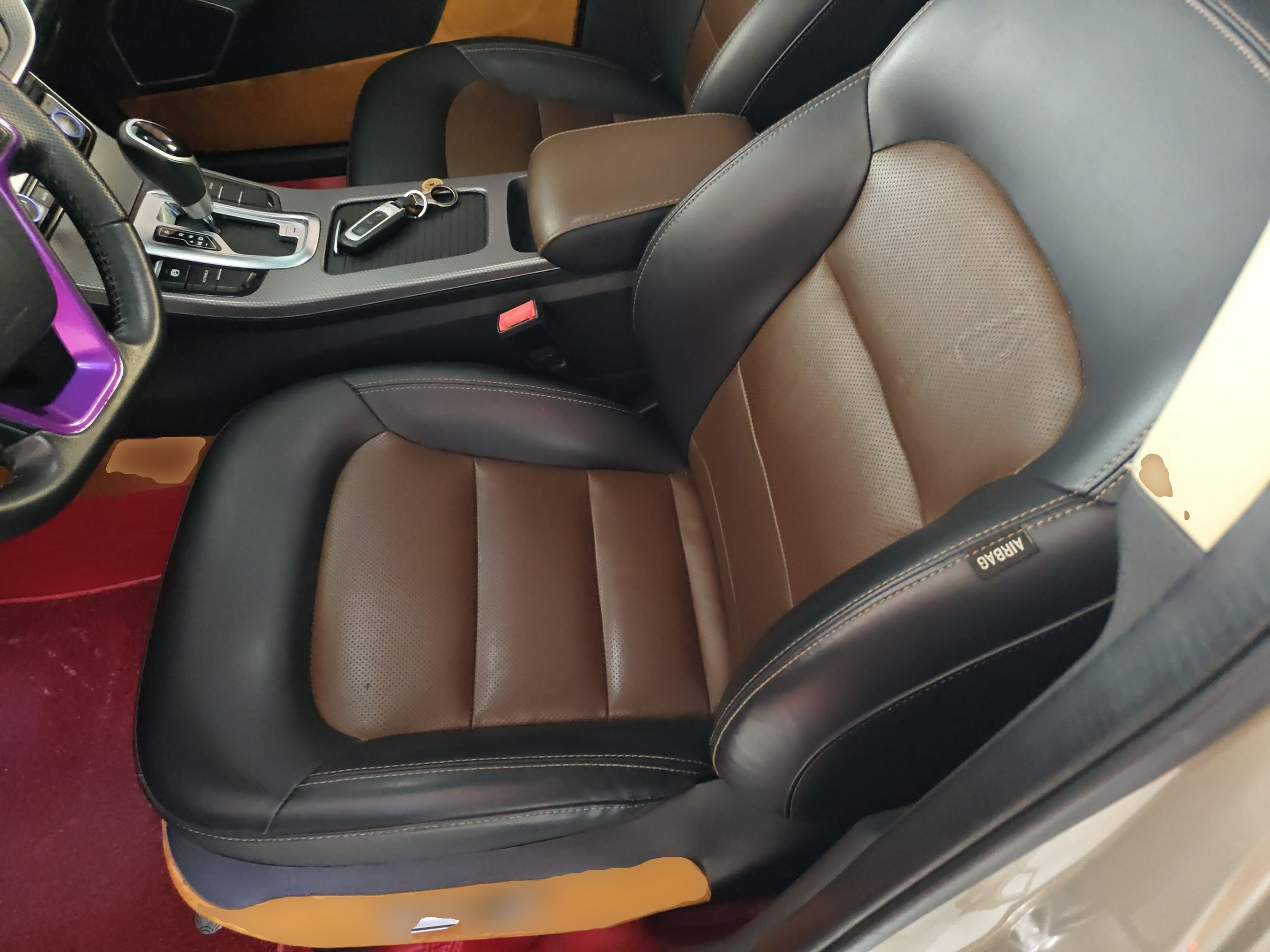 المقاعد الأمامية داخل السيارة