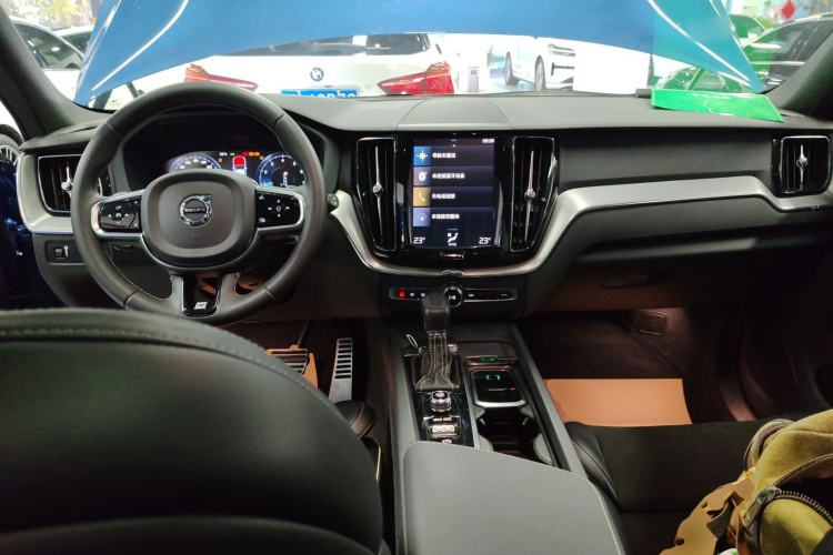 Used Volvo XC60 2019 T5 4x4 Smart & Dynamic Sport Edition China VI Standard
