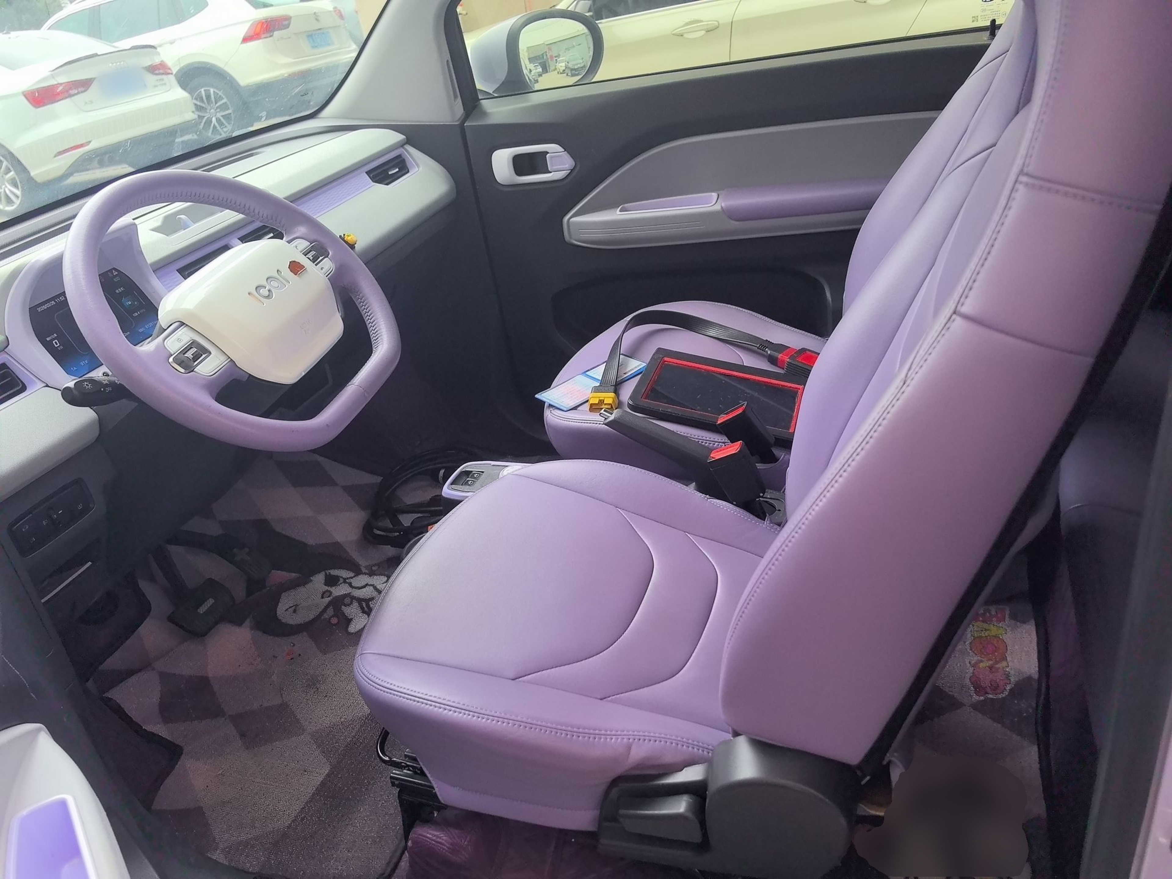 المقاعد الأمامية داخل السيارة