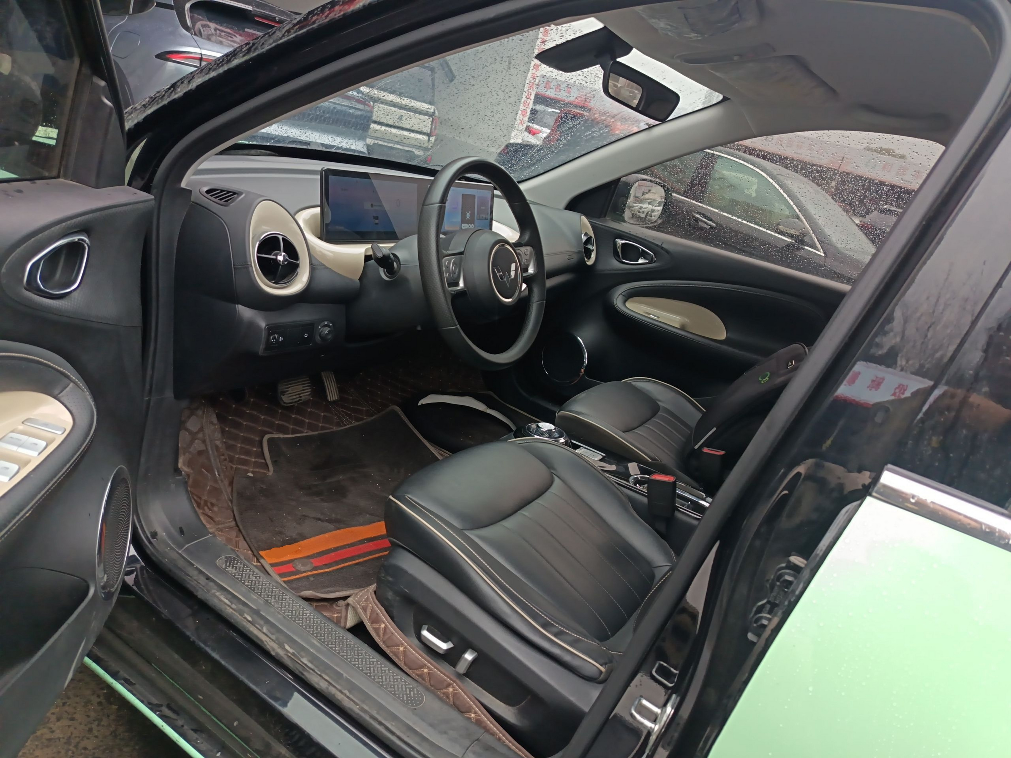 المقاعد الأمامية داخل السيارة