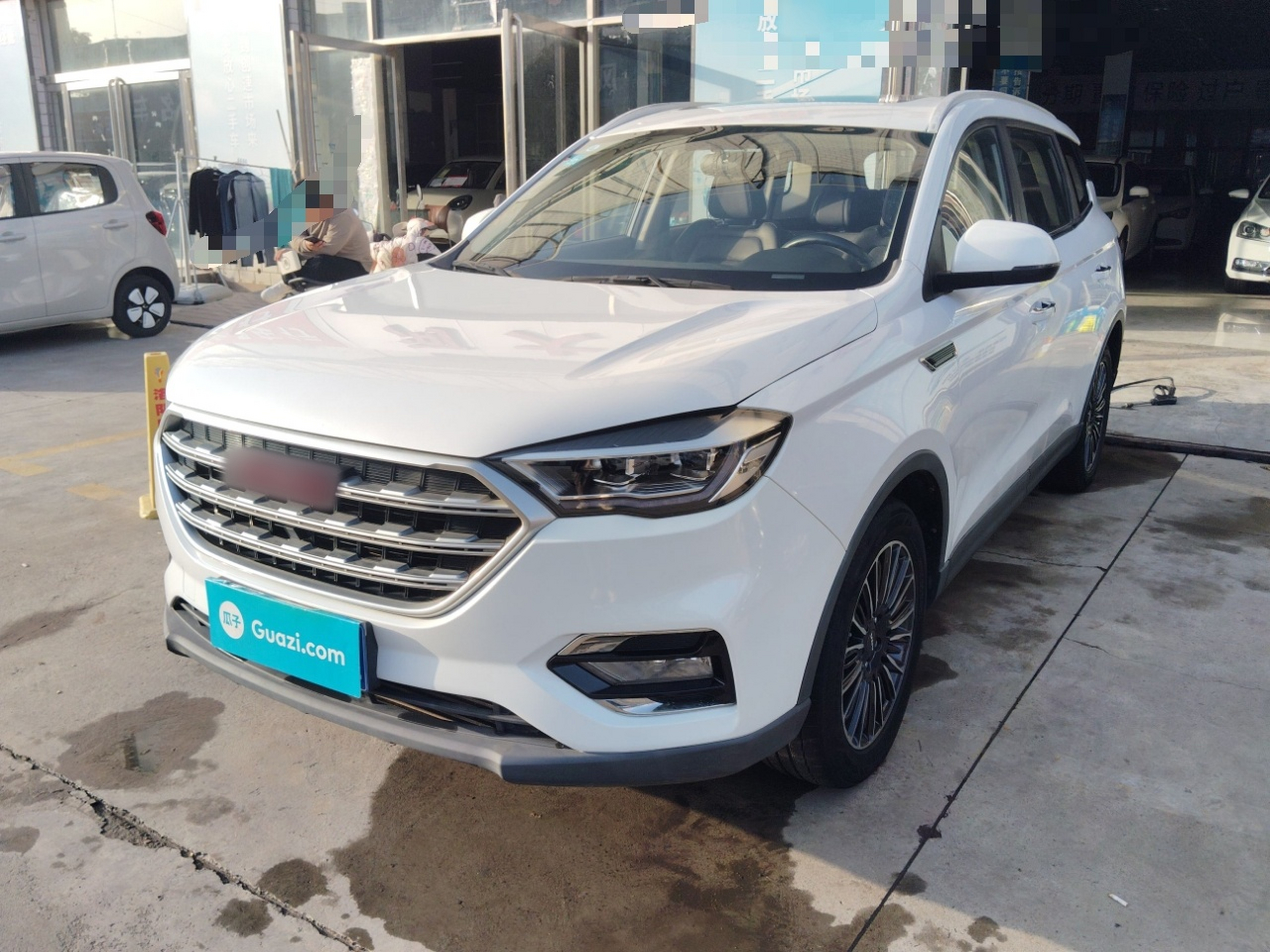 تحت مقدمة السيارة