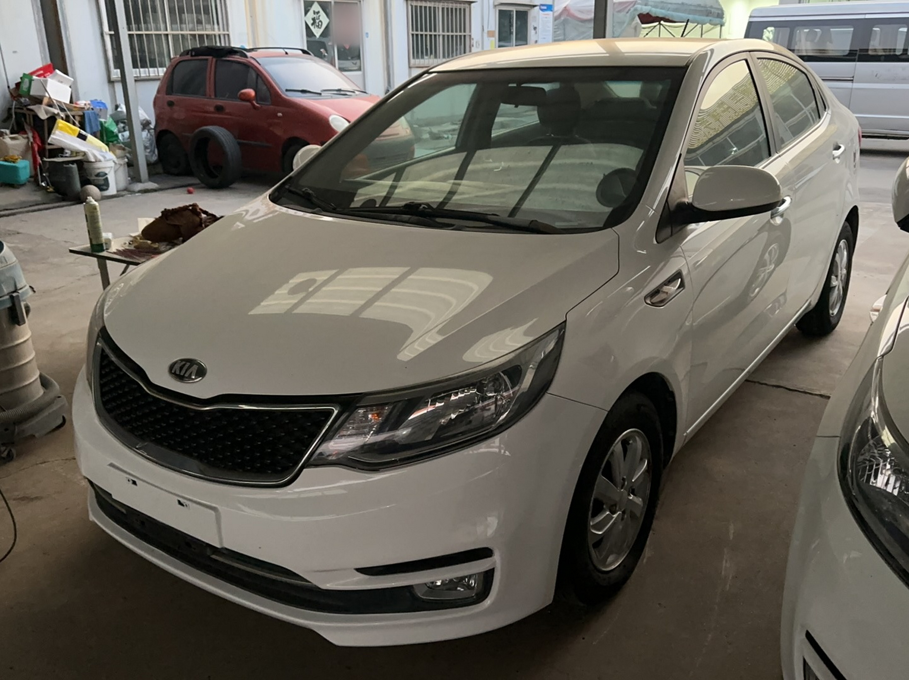 تحت مقدمة السيارة