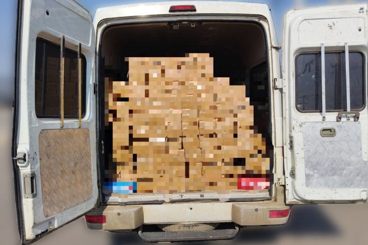 Used Iveco Daily 2021 2.5T A35 M1 Passenger Van 5-9 Seater Short Wheelbase Mid-Roof Design Dual Tires Side Sliding Door
