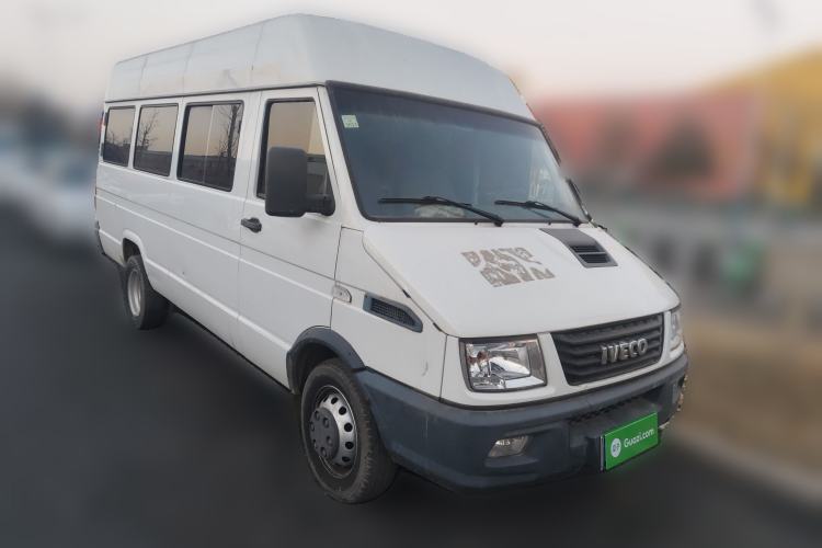 Used Iveco Daily 2021 2.5T A40 M1 Passenger Van 5-9 Seats Long Wheelbase Mid-Roof Design Dual Tires Manual Doors
