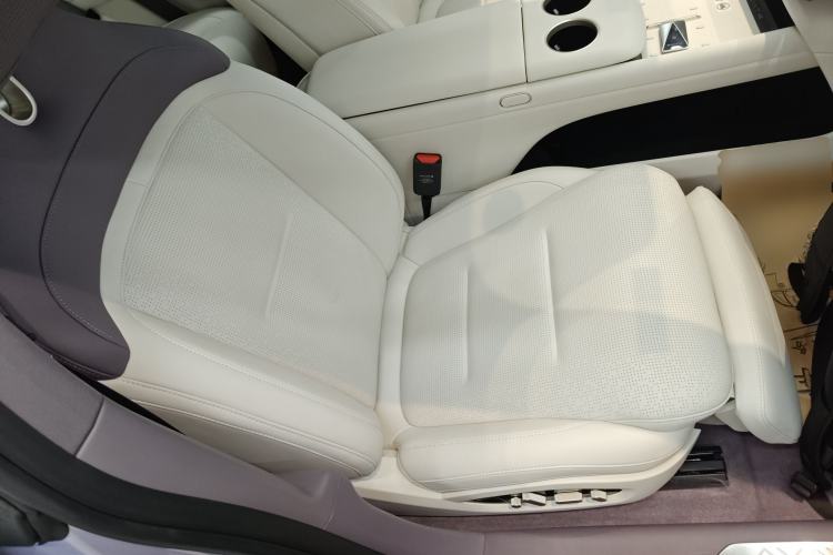 Used  06 2025 Max Extended-Range Edition
