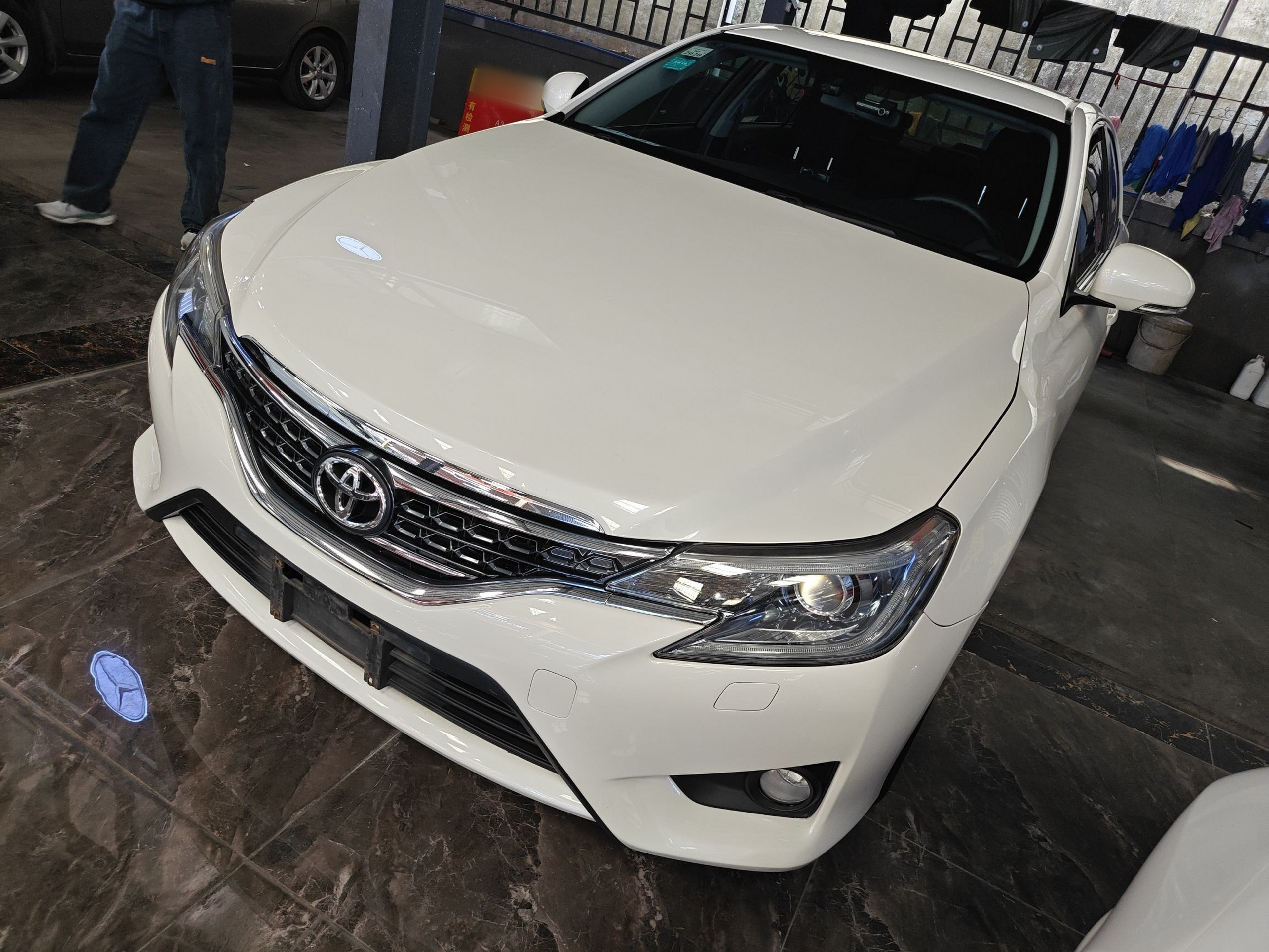 تحت مقدمة السيارة