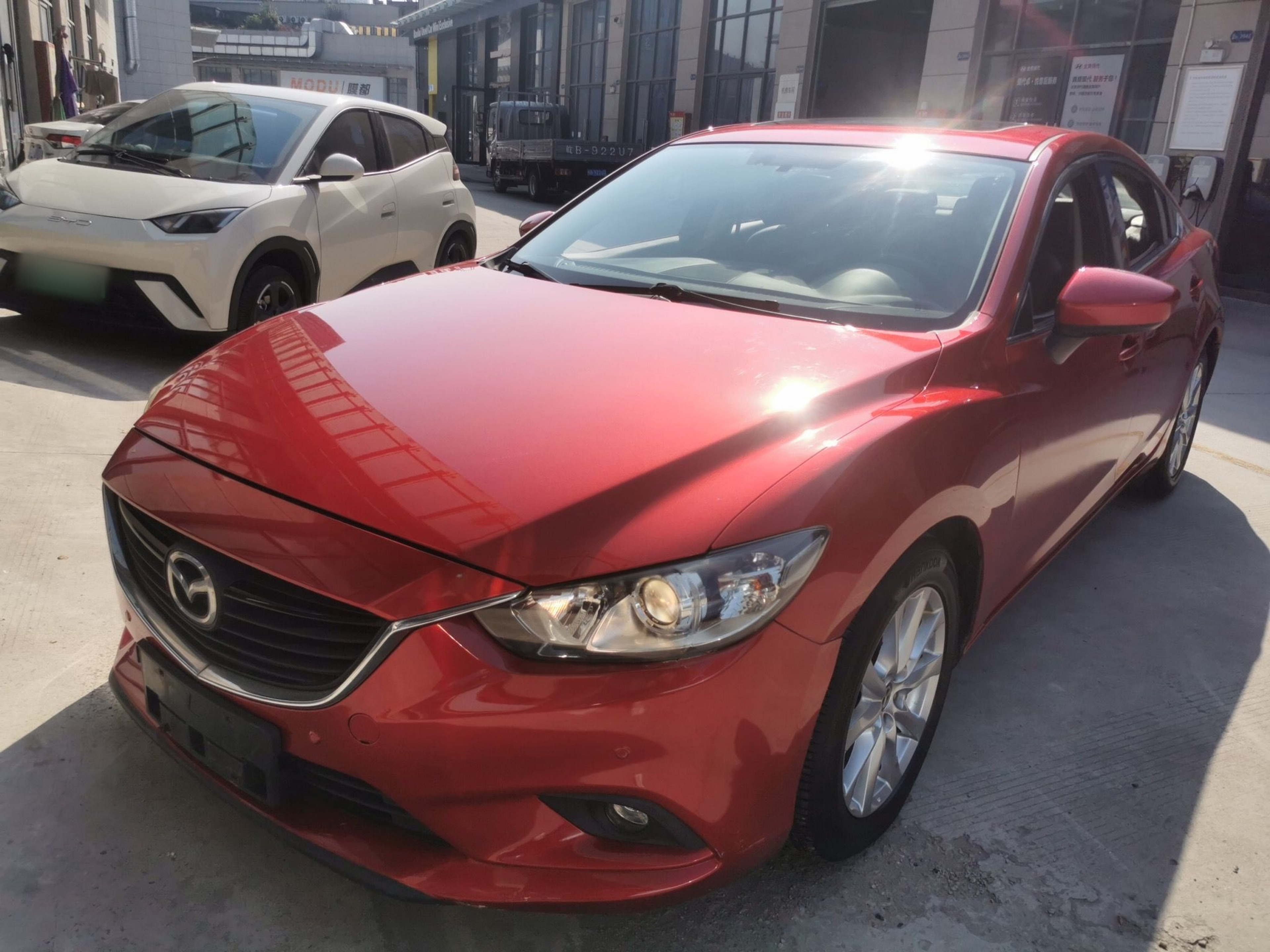 تحت مقدمة السيارة