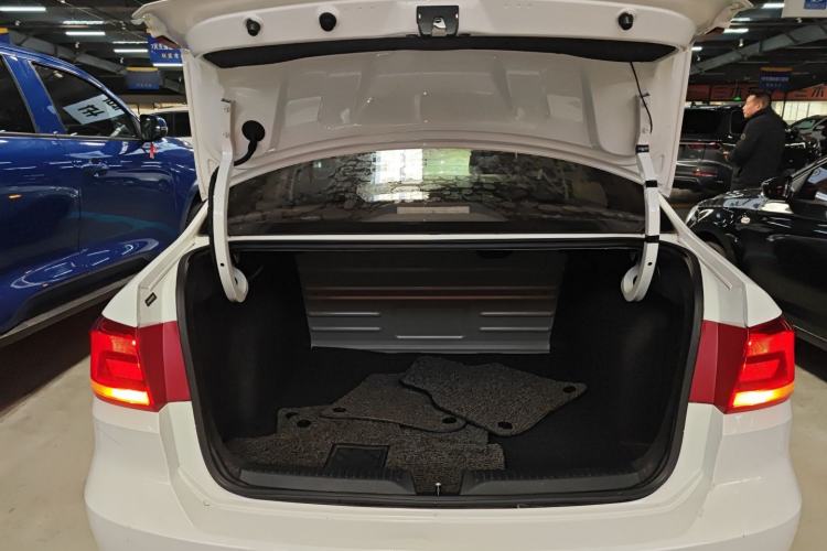 Used Volkswagen Santana 2015 1.6L Manual Fashion Edition
