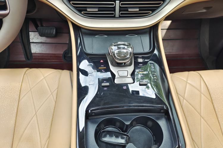 Used Denza D9 2022 DM-i 1040 Prestige Model