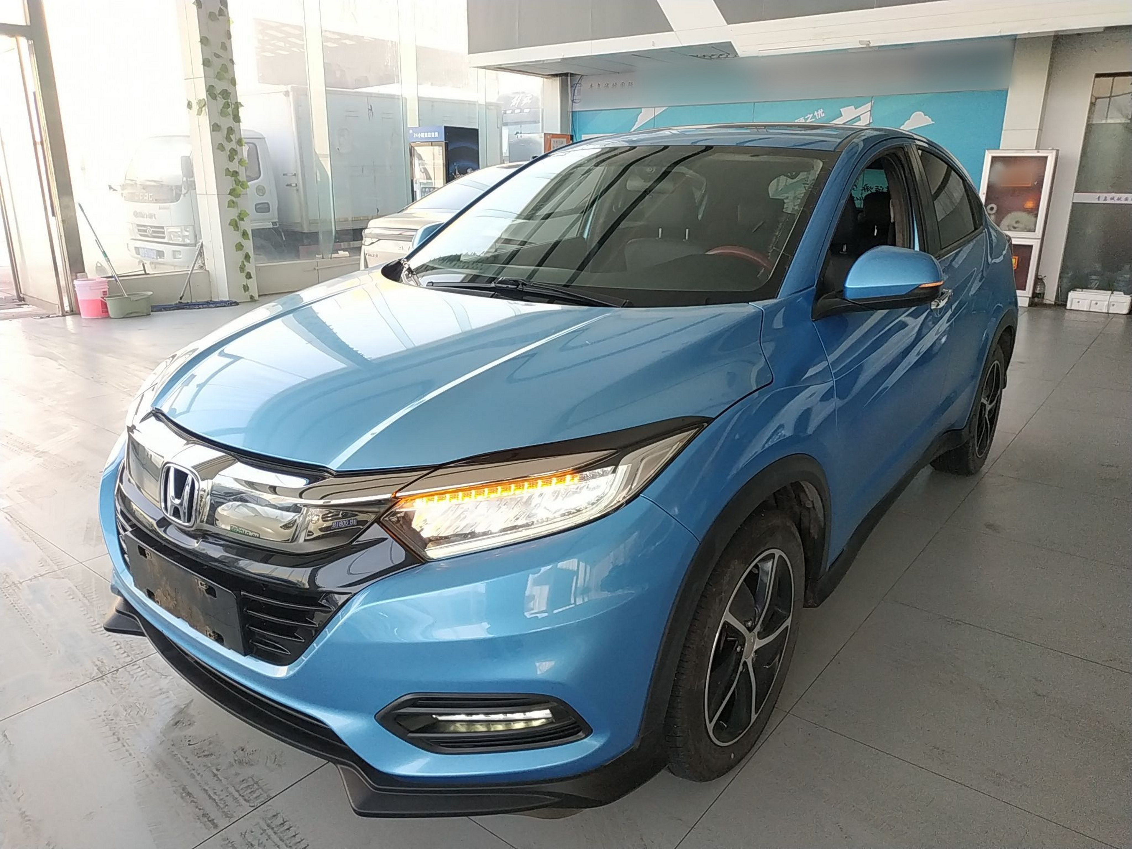 تحت مقدمة السيارة