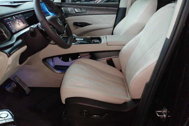 Used Denza D9 2025 DM-i Smart Drive 1020 Four-Wheel Drive Deluxe Model
