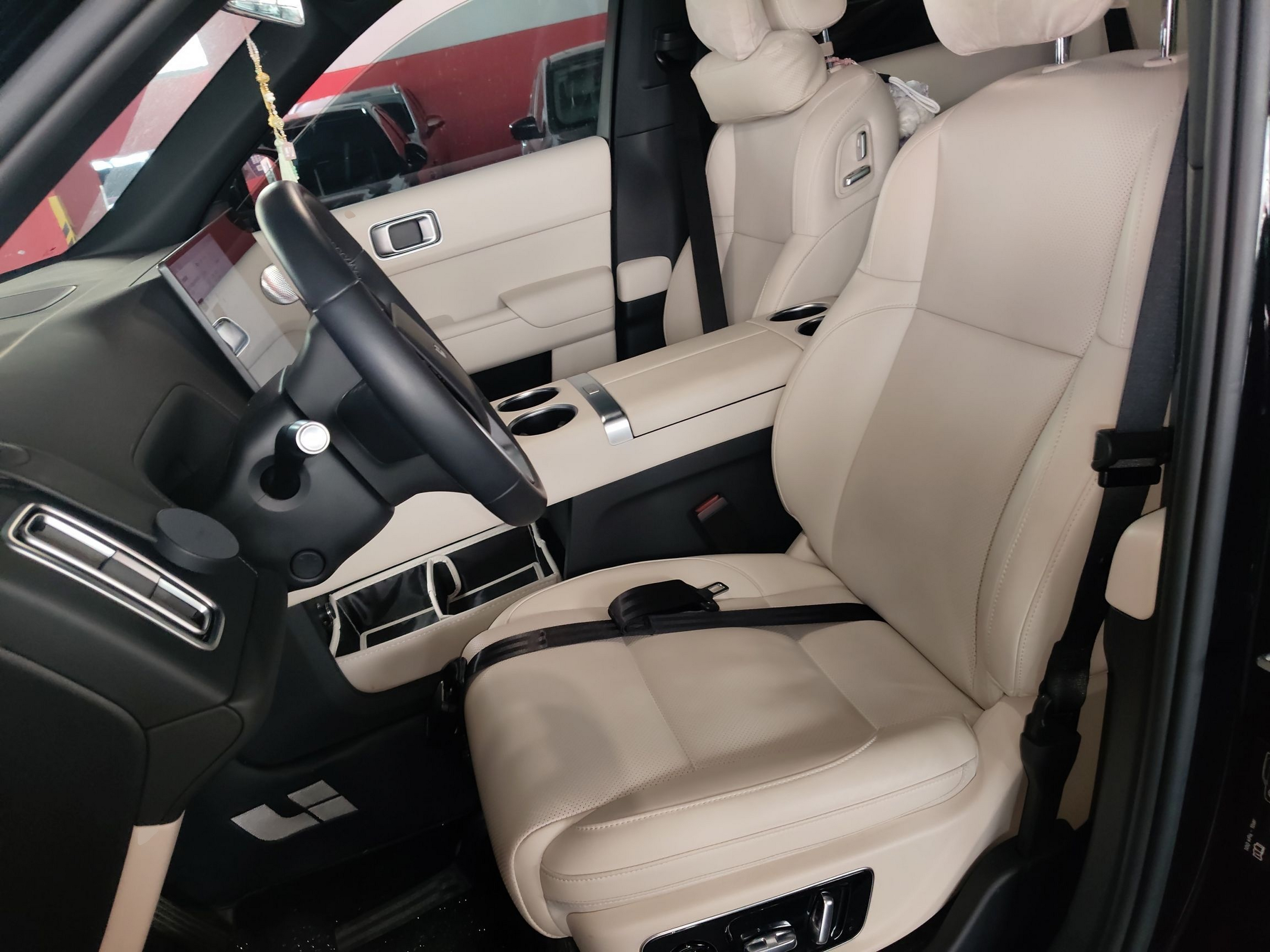 المقاعد الأمامية داخل السيارة