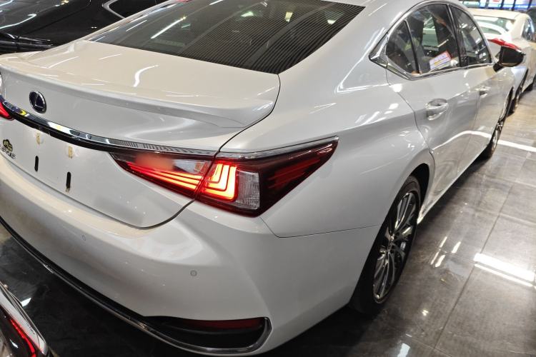Used Lexus ES 2020 300h Deluxe Edition
