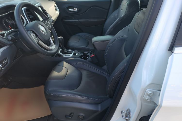 Used  Cherokee 2016 2.4L Leading Smart Version