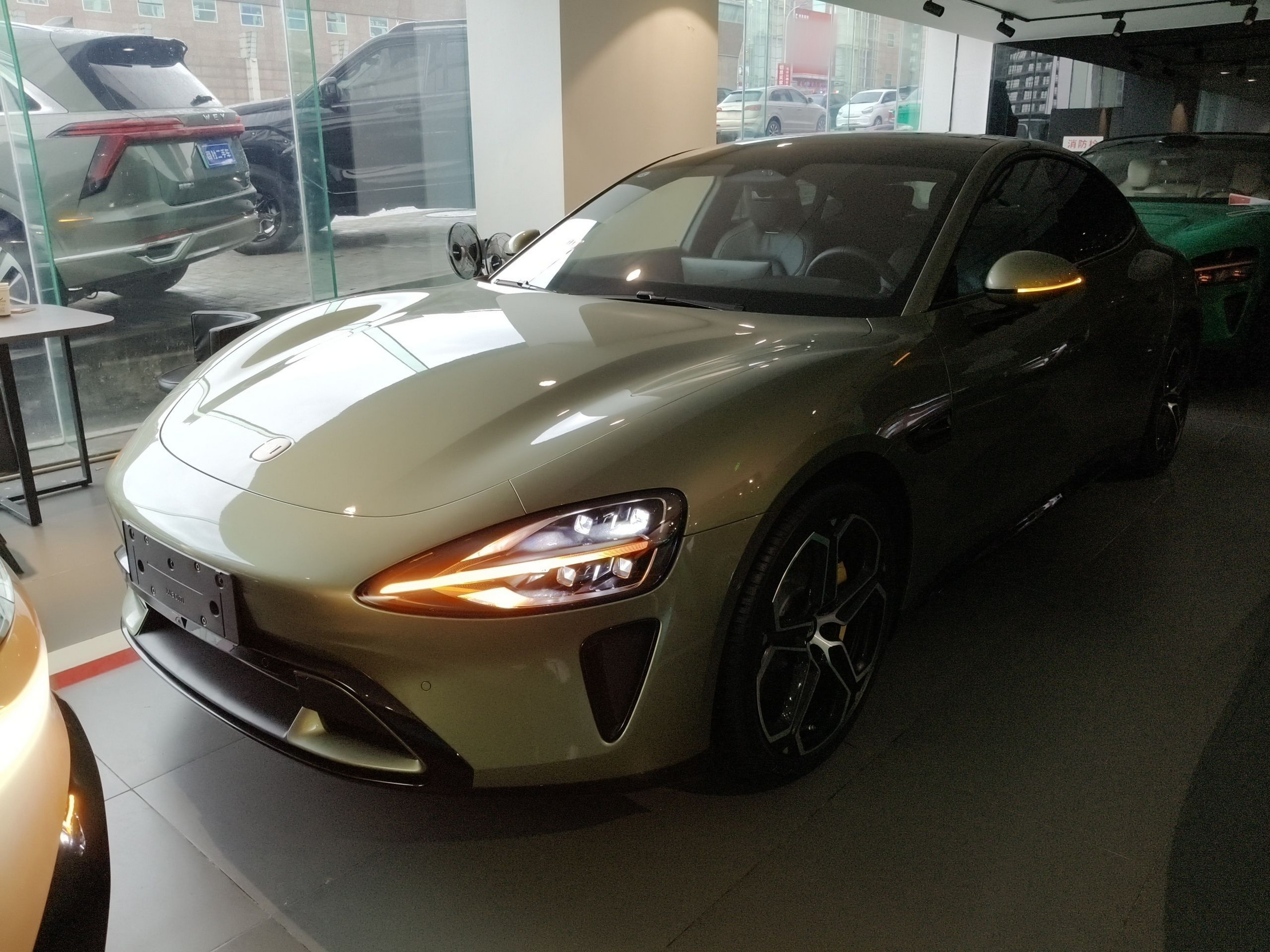 تحت مقدمة السيارة