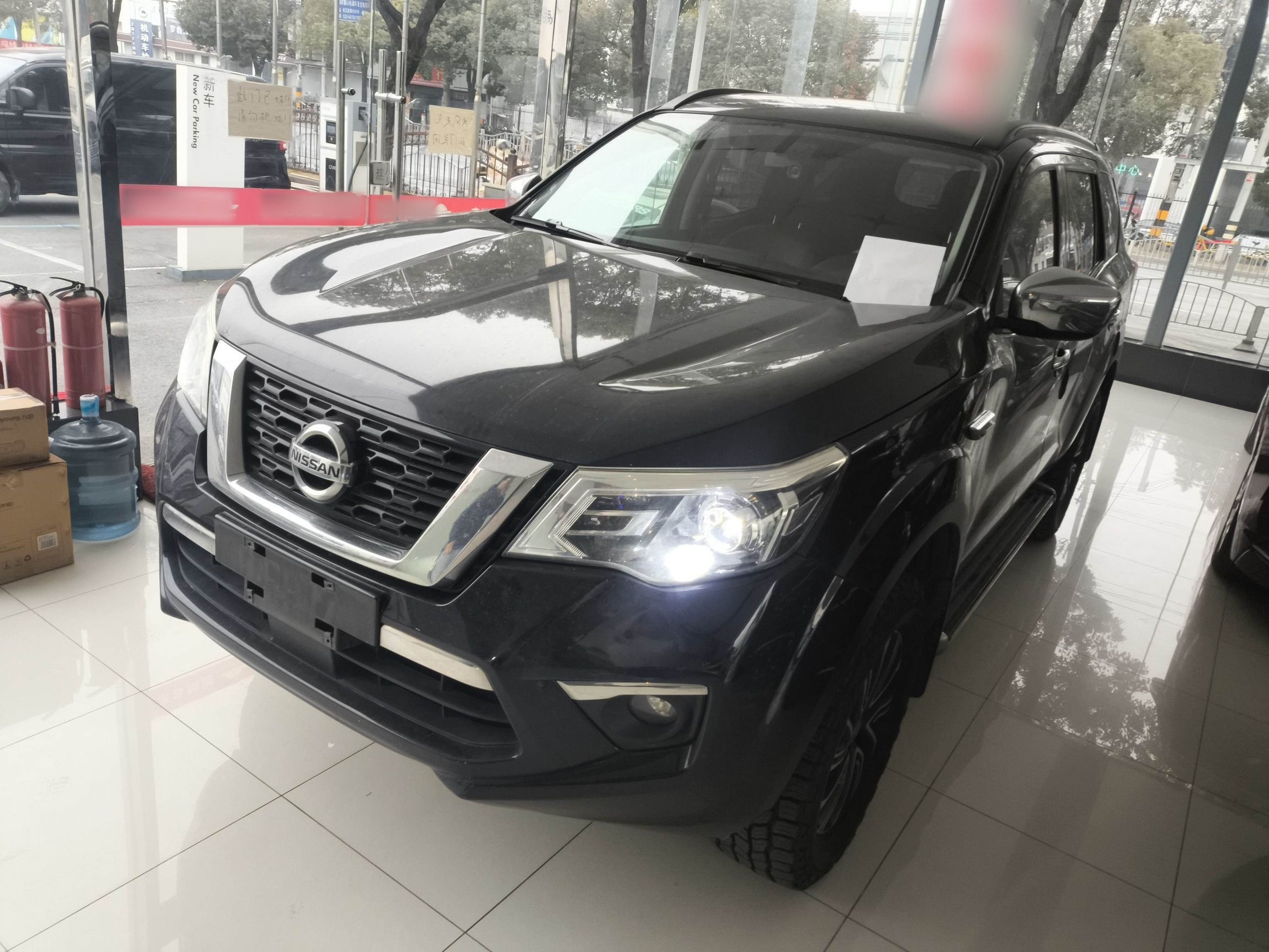 تحت مقدمة السيارة