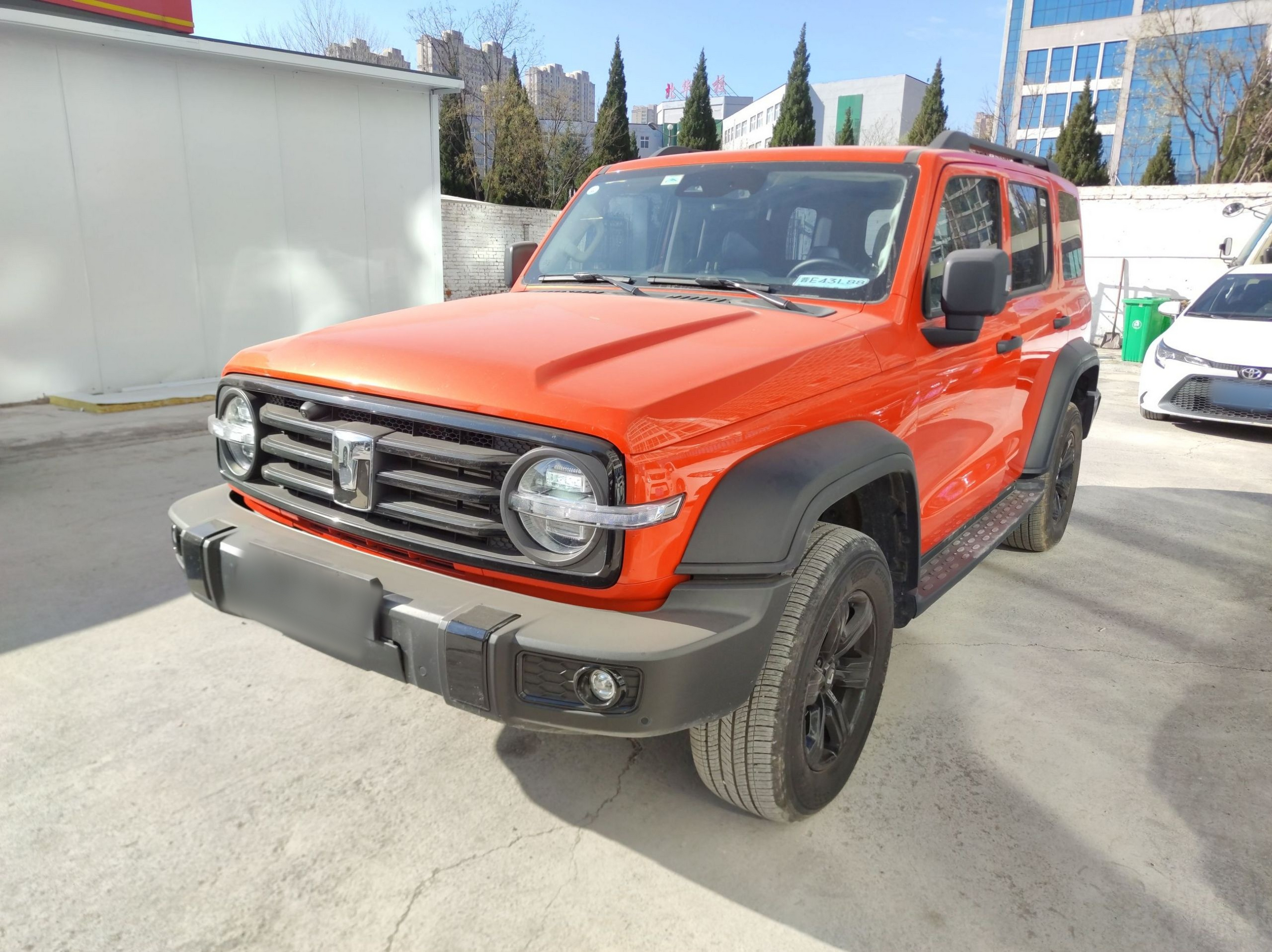 تحت مقدمة السيارة