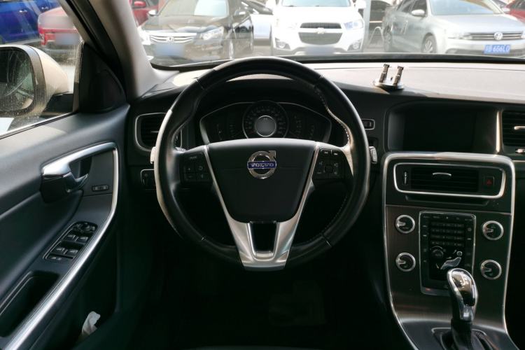 Used Volvo V60 2015 T5 Zhiyi Edition
