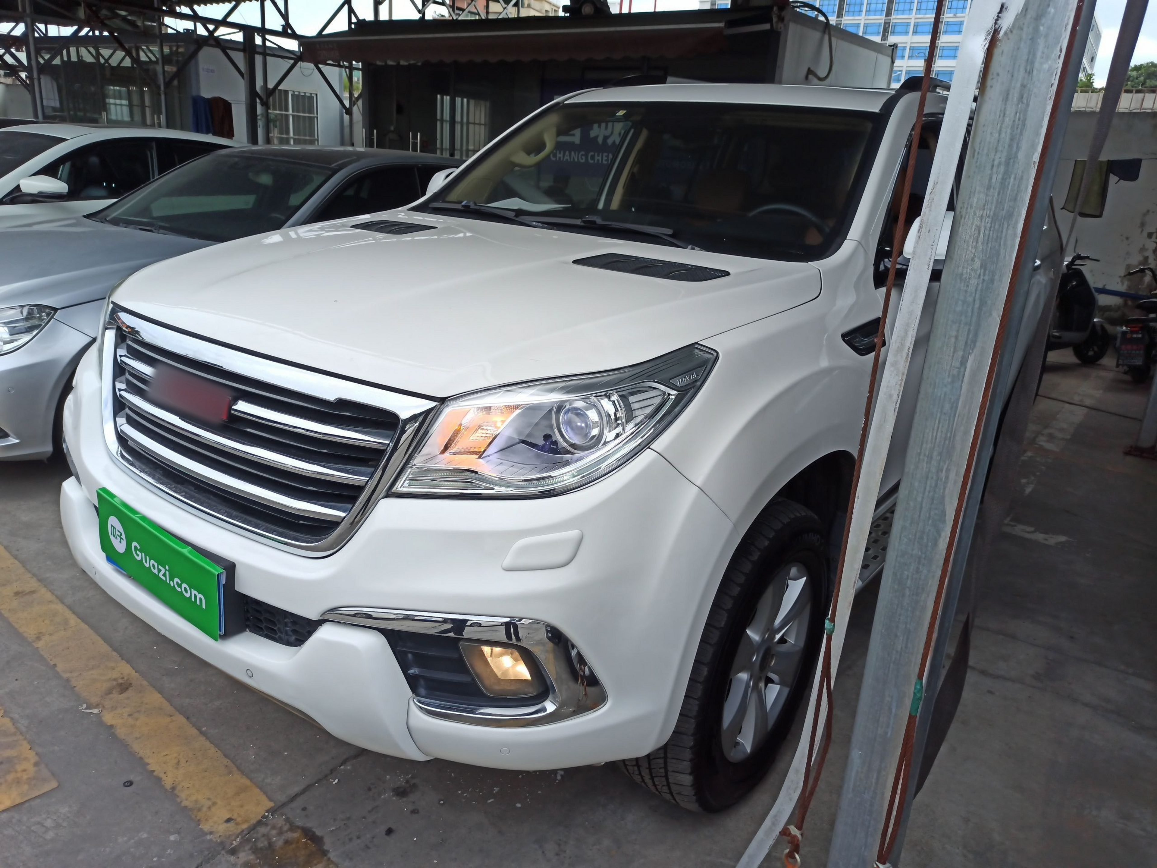 Под передней частью автомобиля