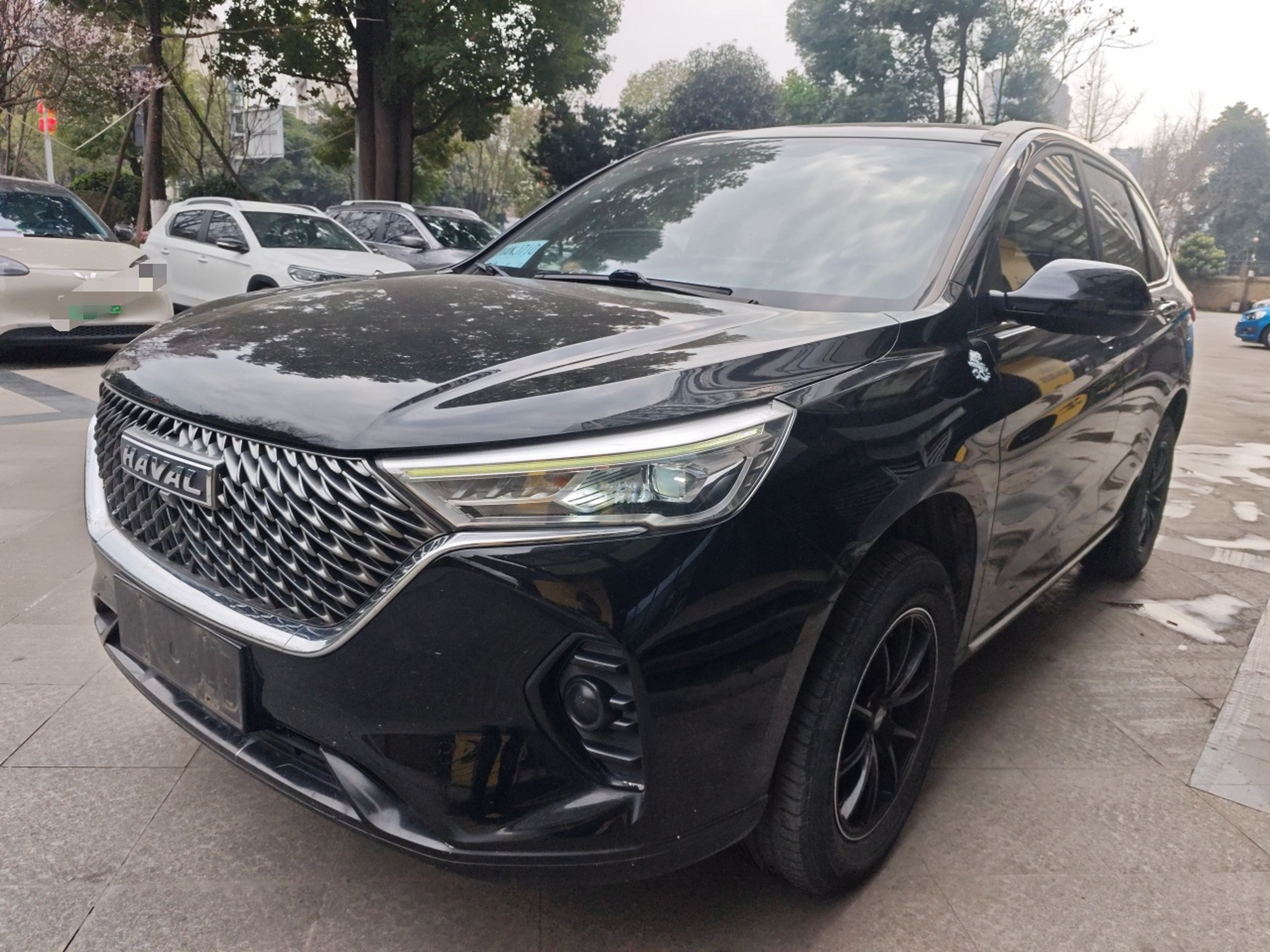 Под передней частью автомобиля