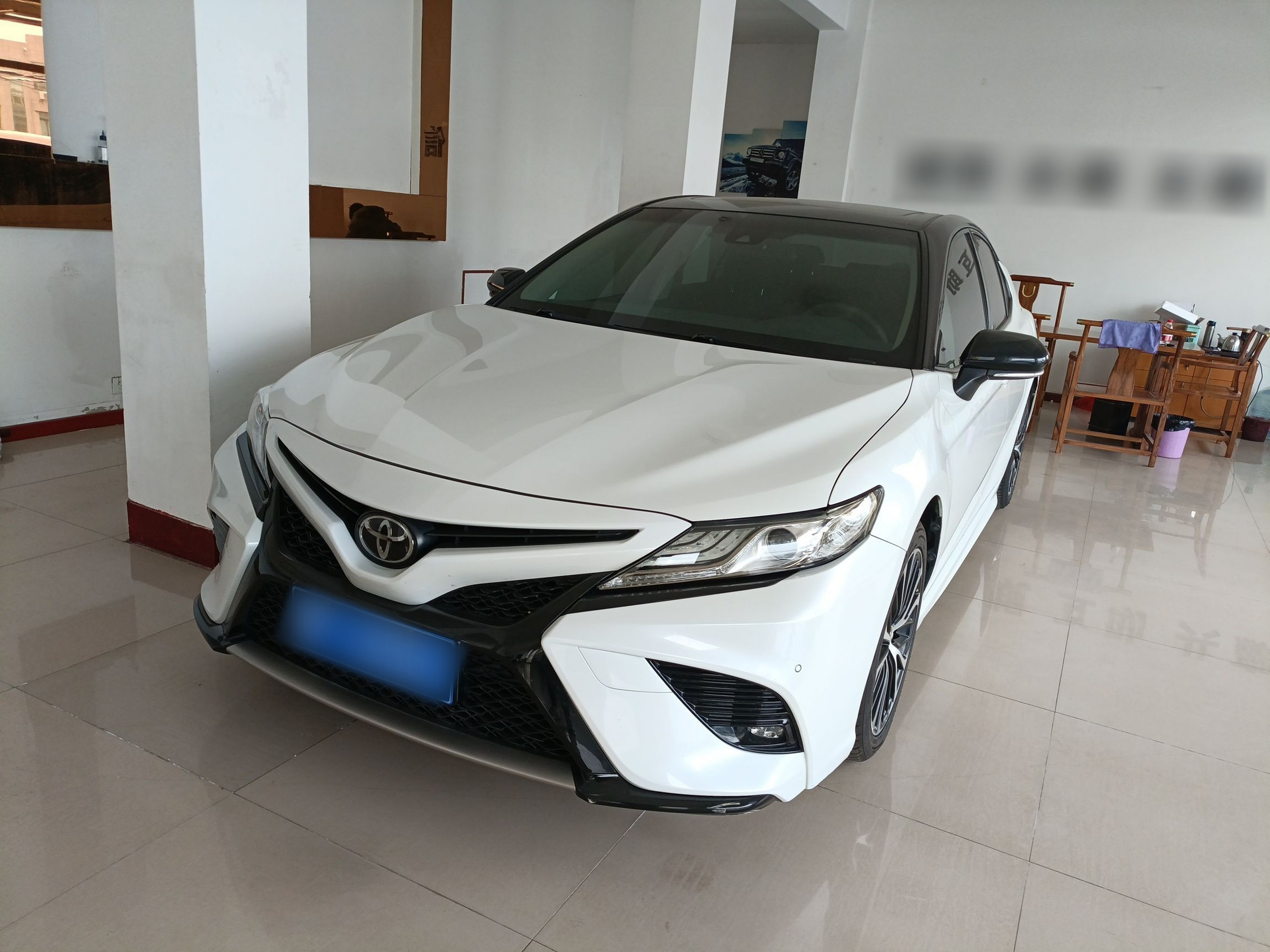 Под передней частью автомобиля