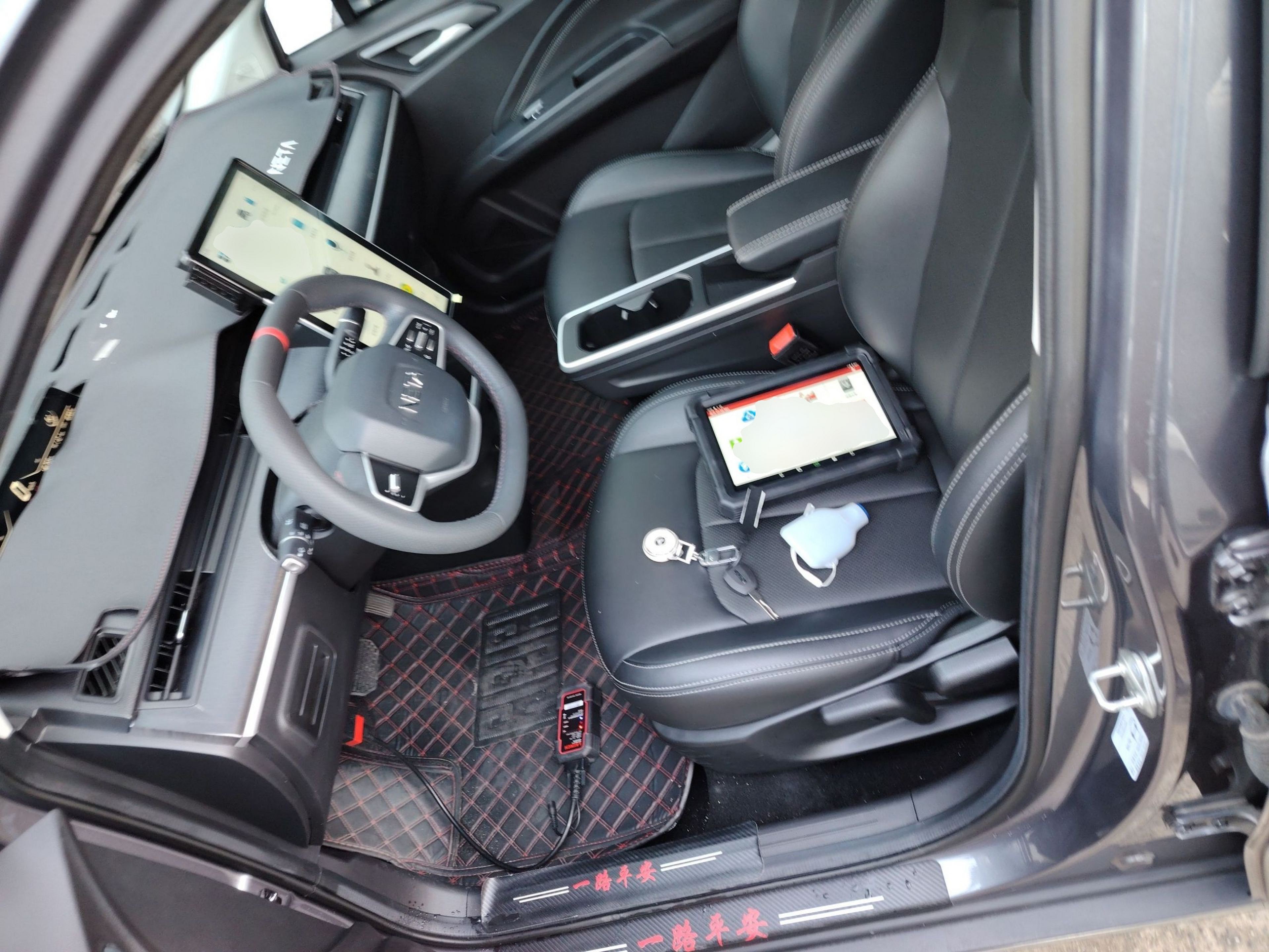 المقاعد الأمامية داخل السيارة