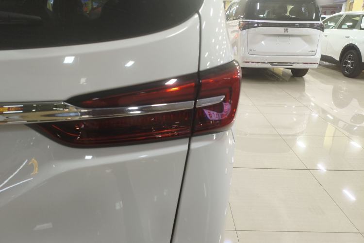 Used Buick GL8 2023 Facelifted Land Cruiser Executive Luxury Version
