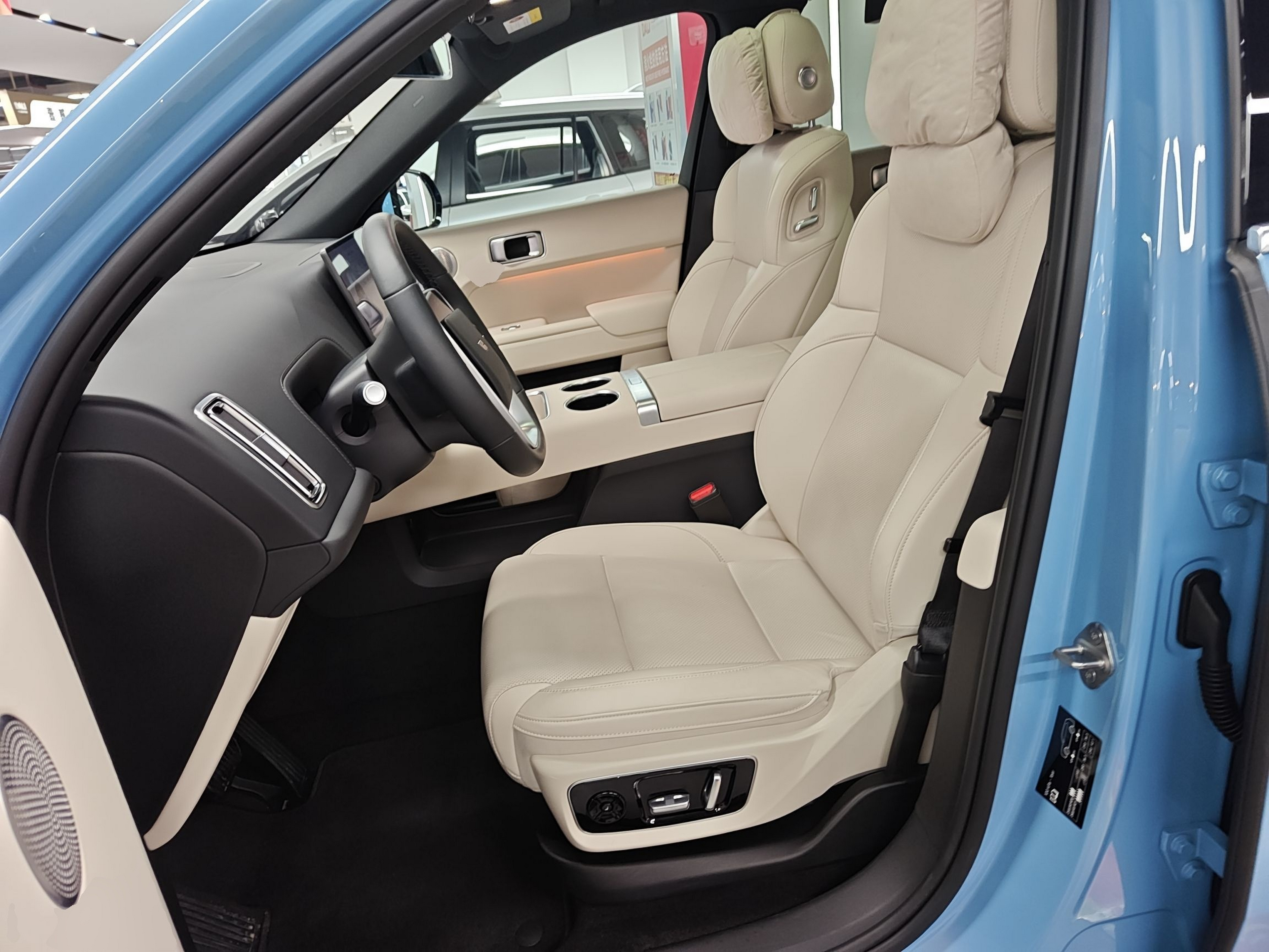 المقاعد الأمامية داخل السيارة