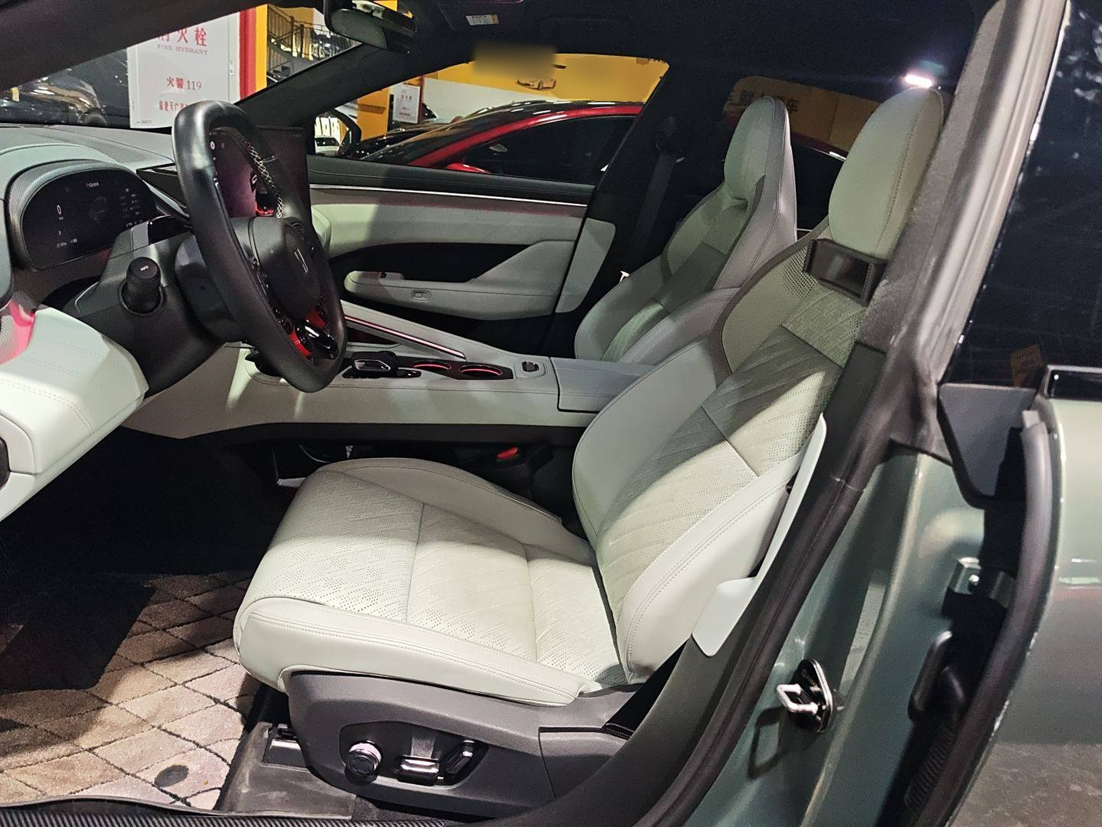 المقاعد الأمامية داخل السيارة