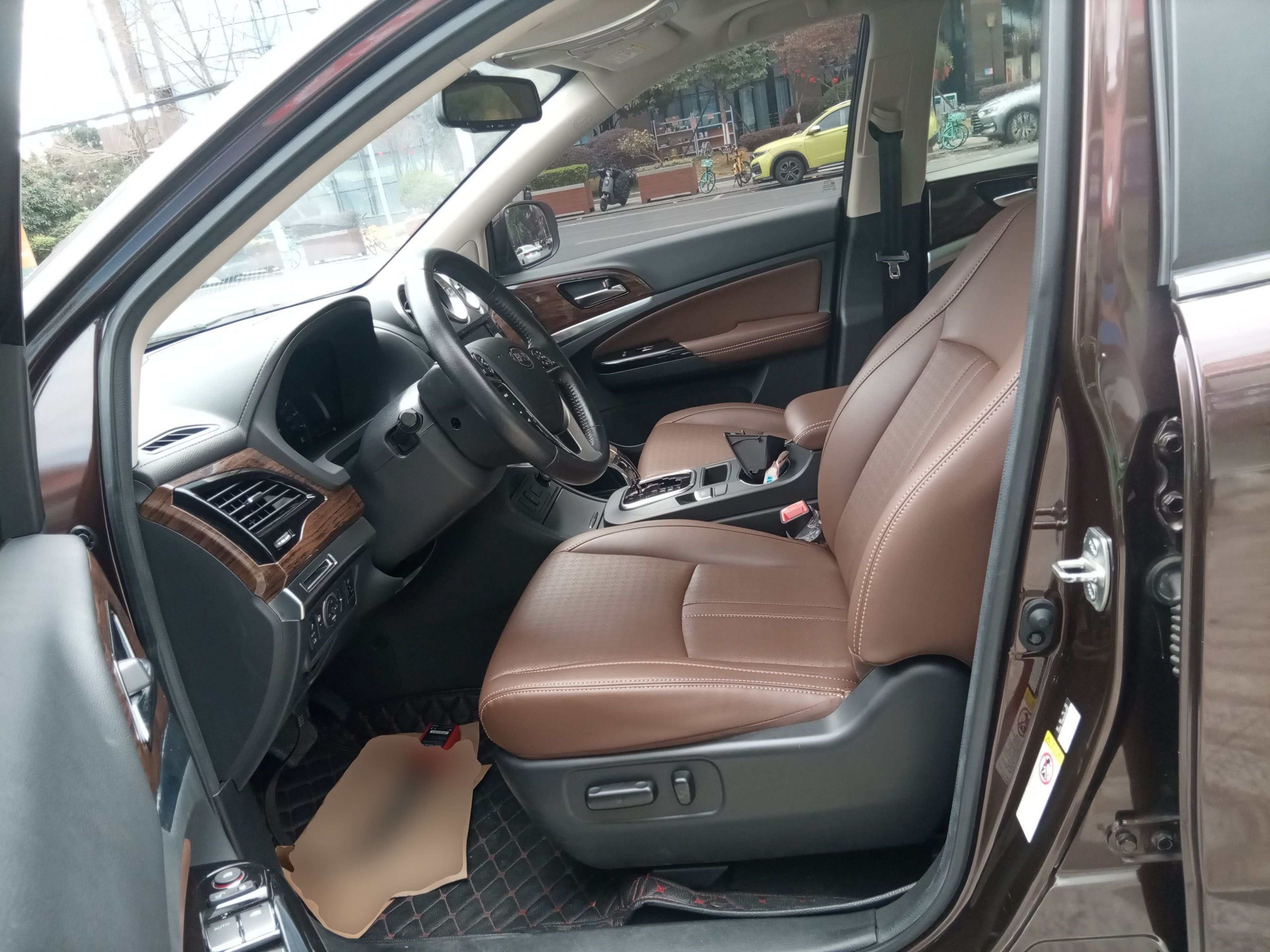 المقاعد الأمامية داخل السيارة