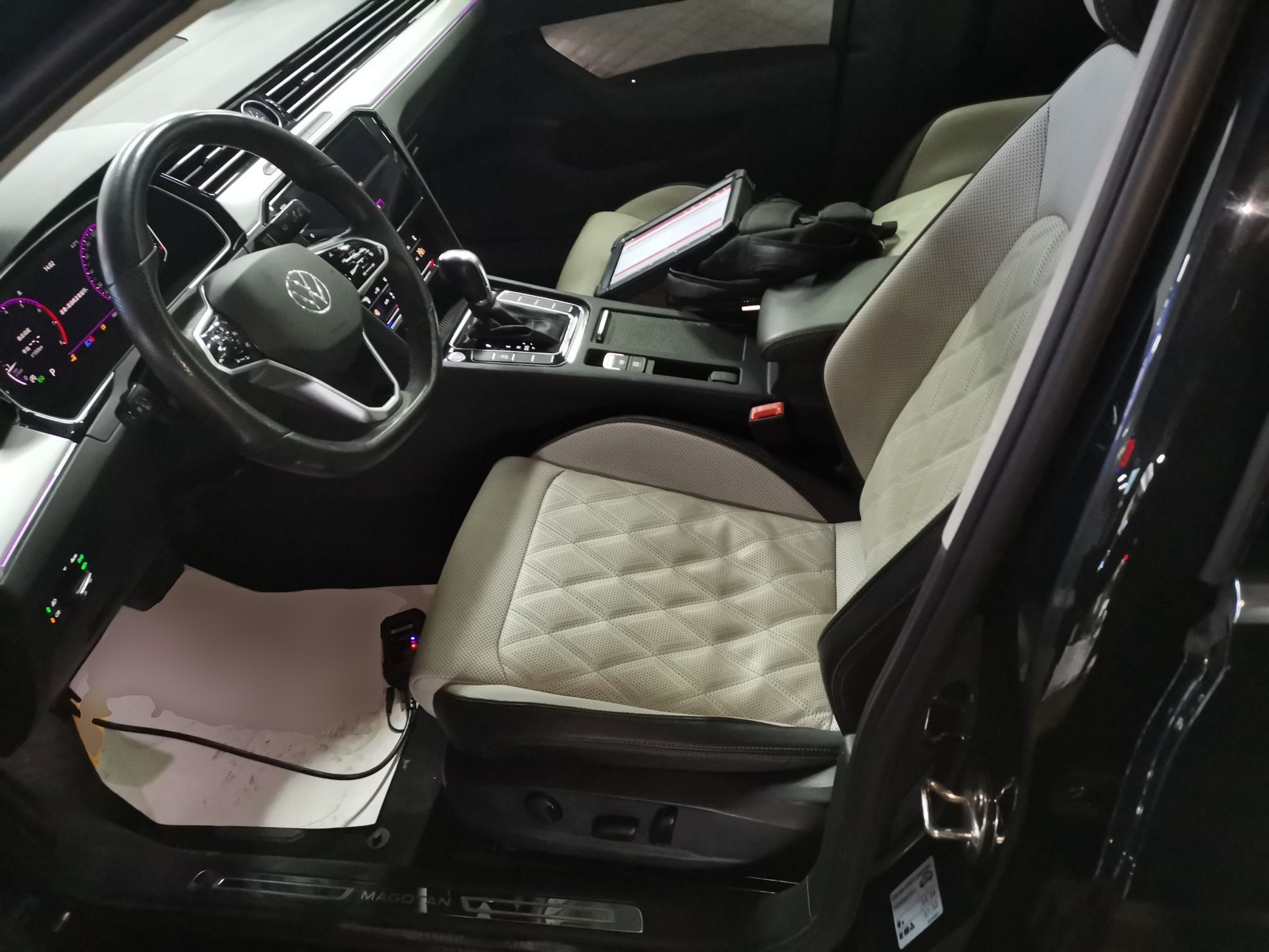 المقاعد الأمامية داخل السيارة