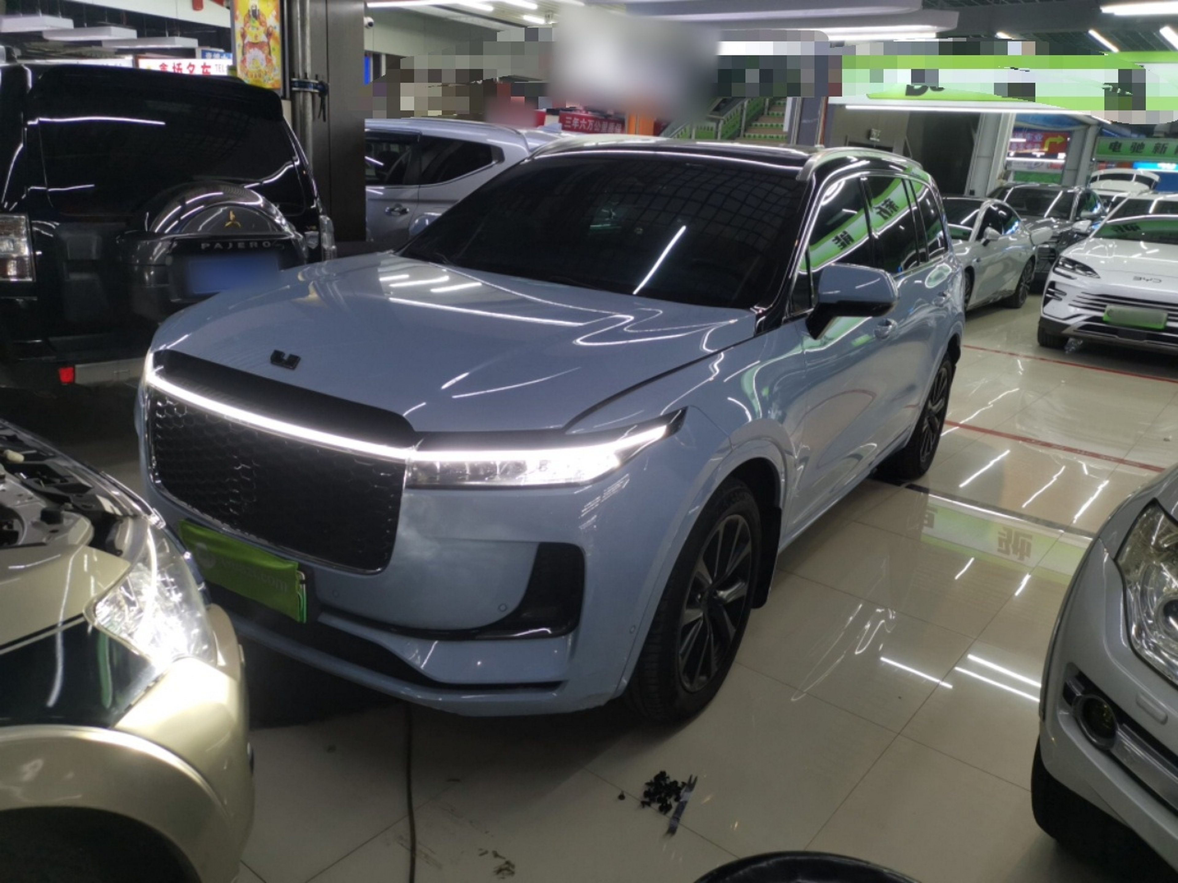 تحت مقدمة السيارة