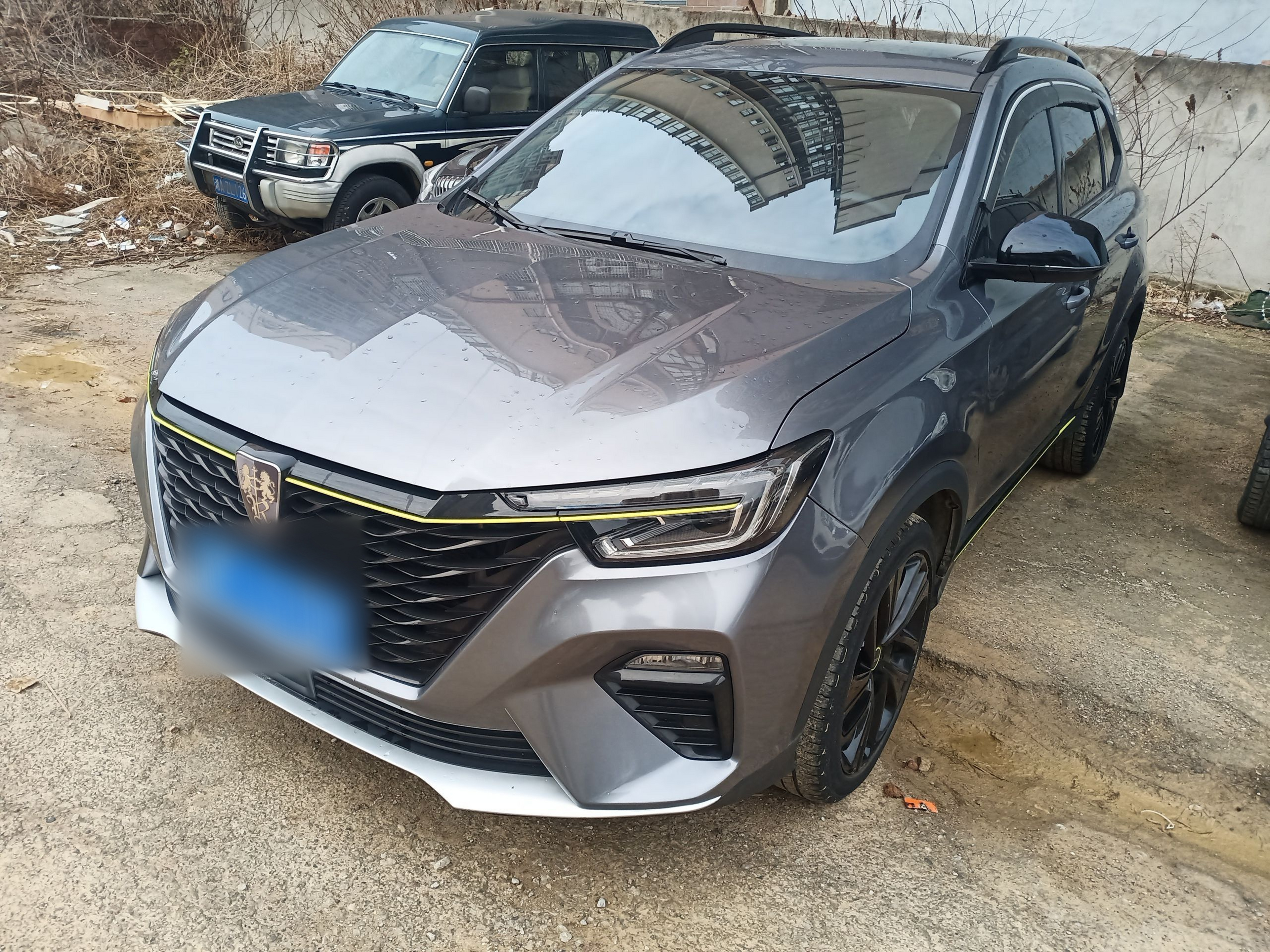 Под передней частью автомобиля