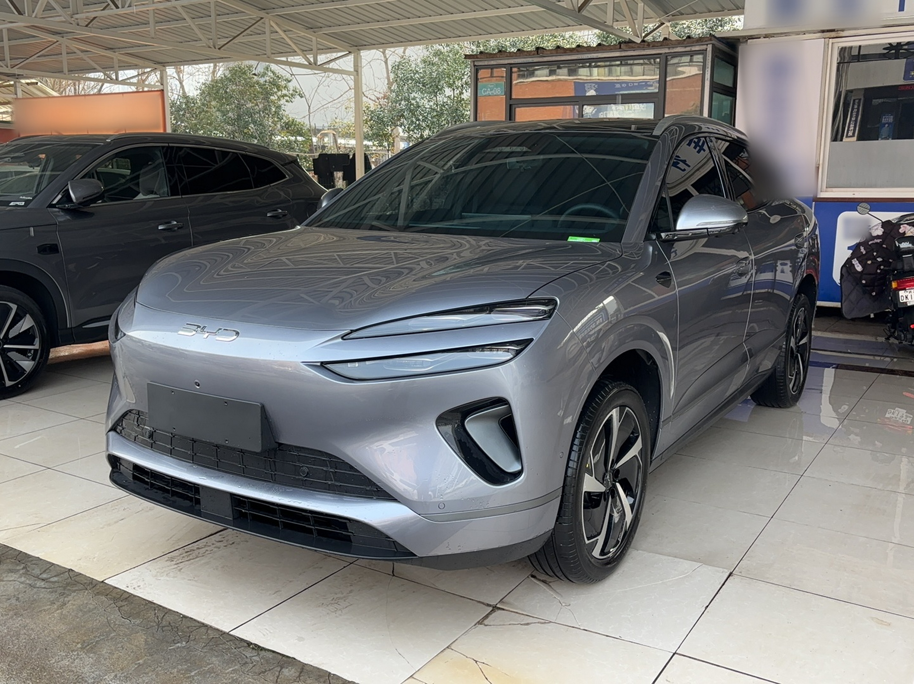 تحت مقدمة السيارة