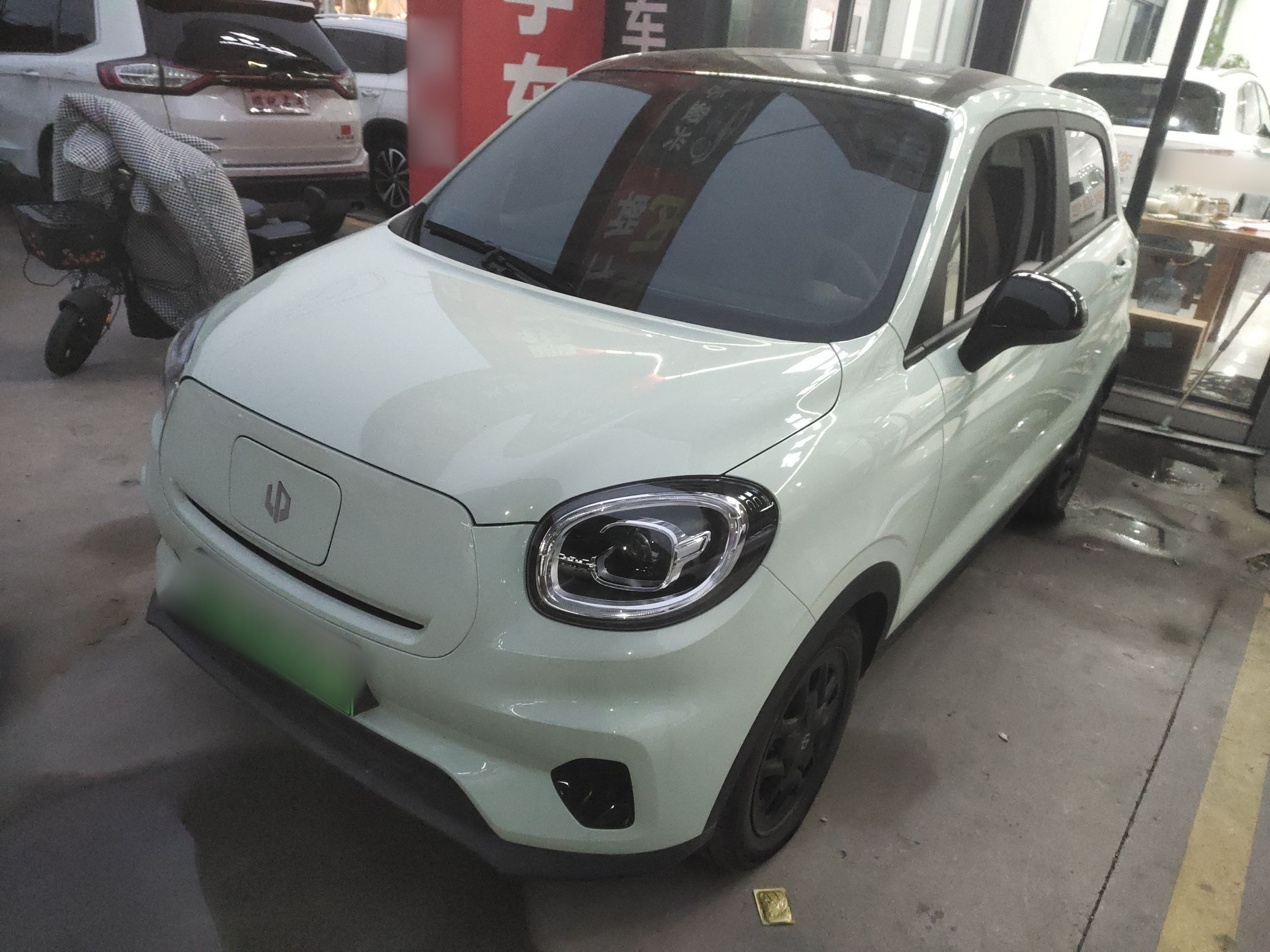 تحت مقدمة السيارة