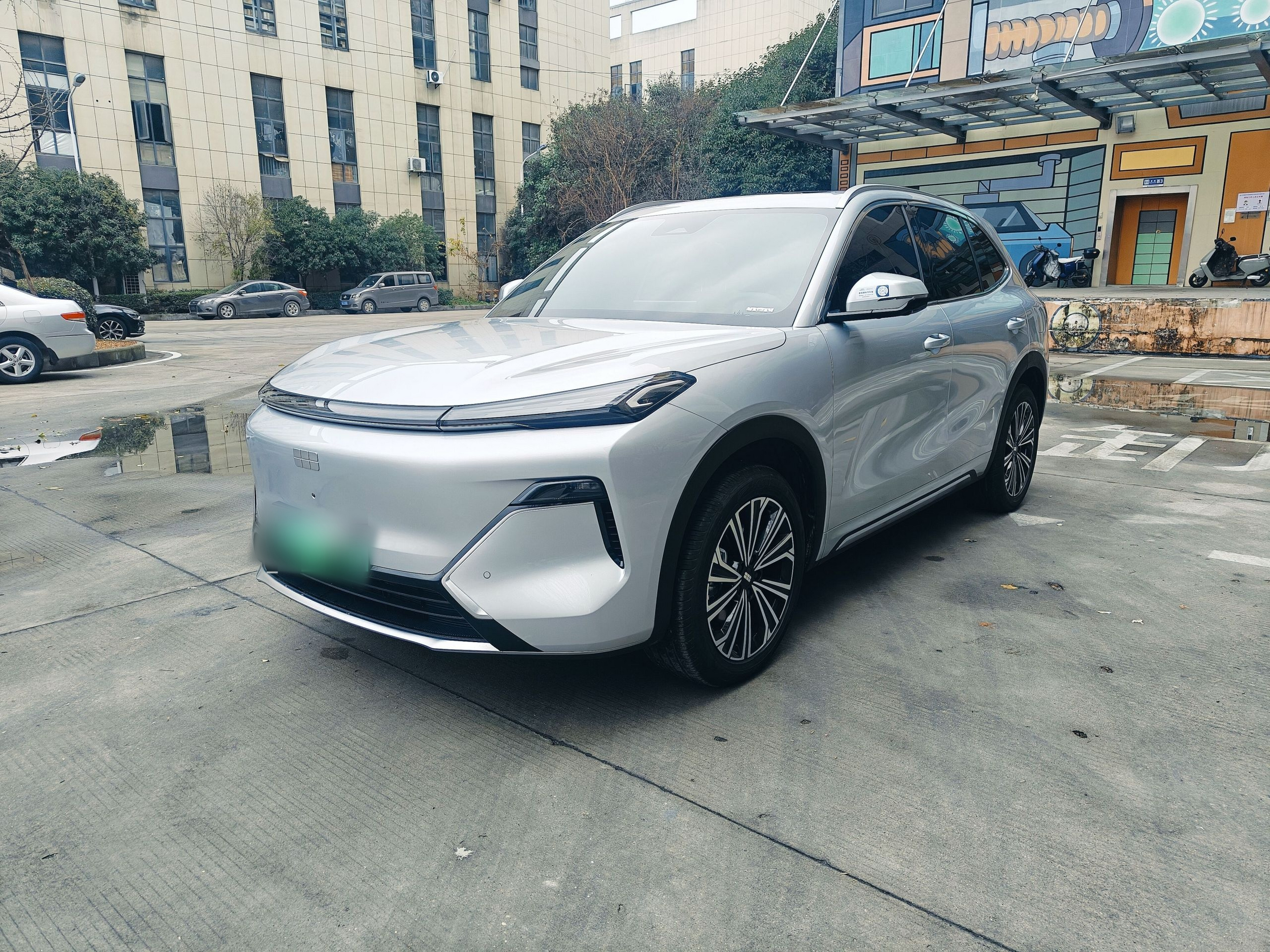 تحت مقدمة السيارة