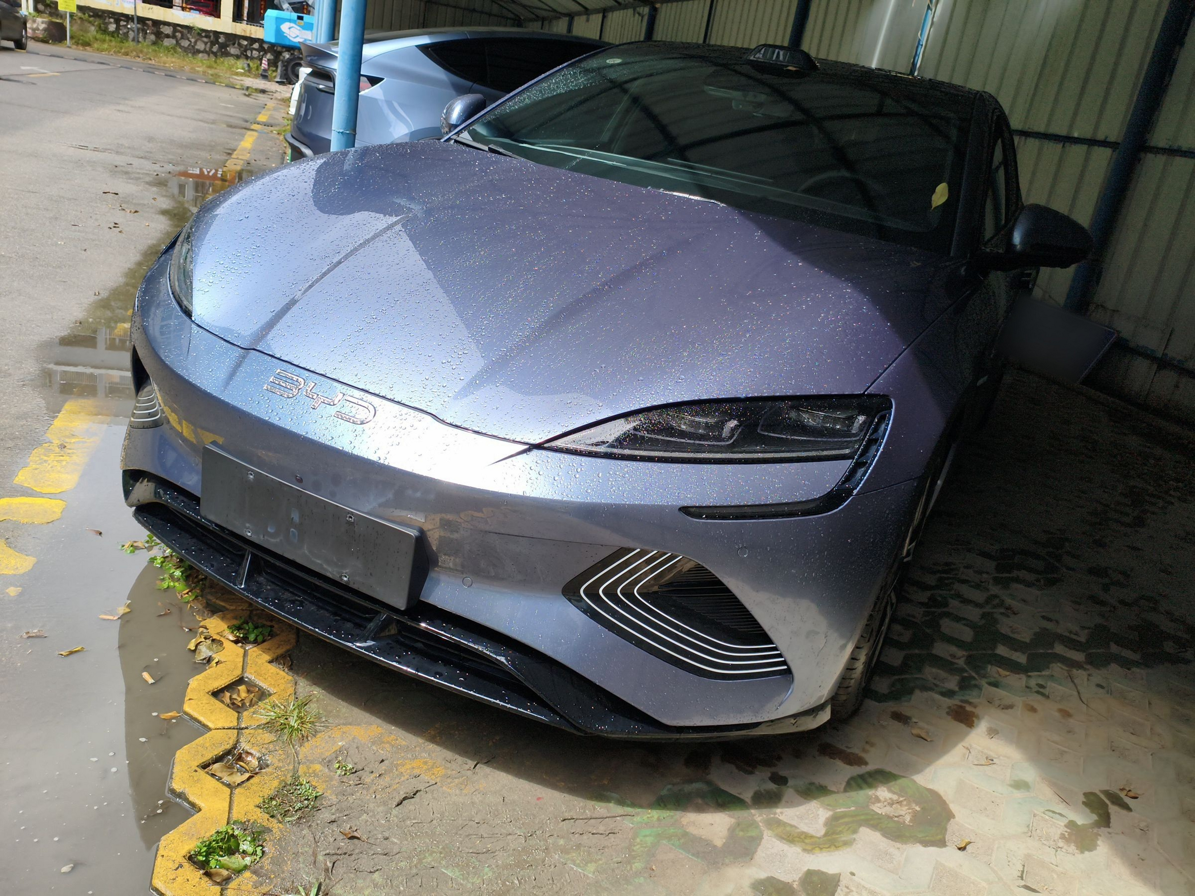 Под передней частью автомобиля