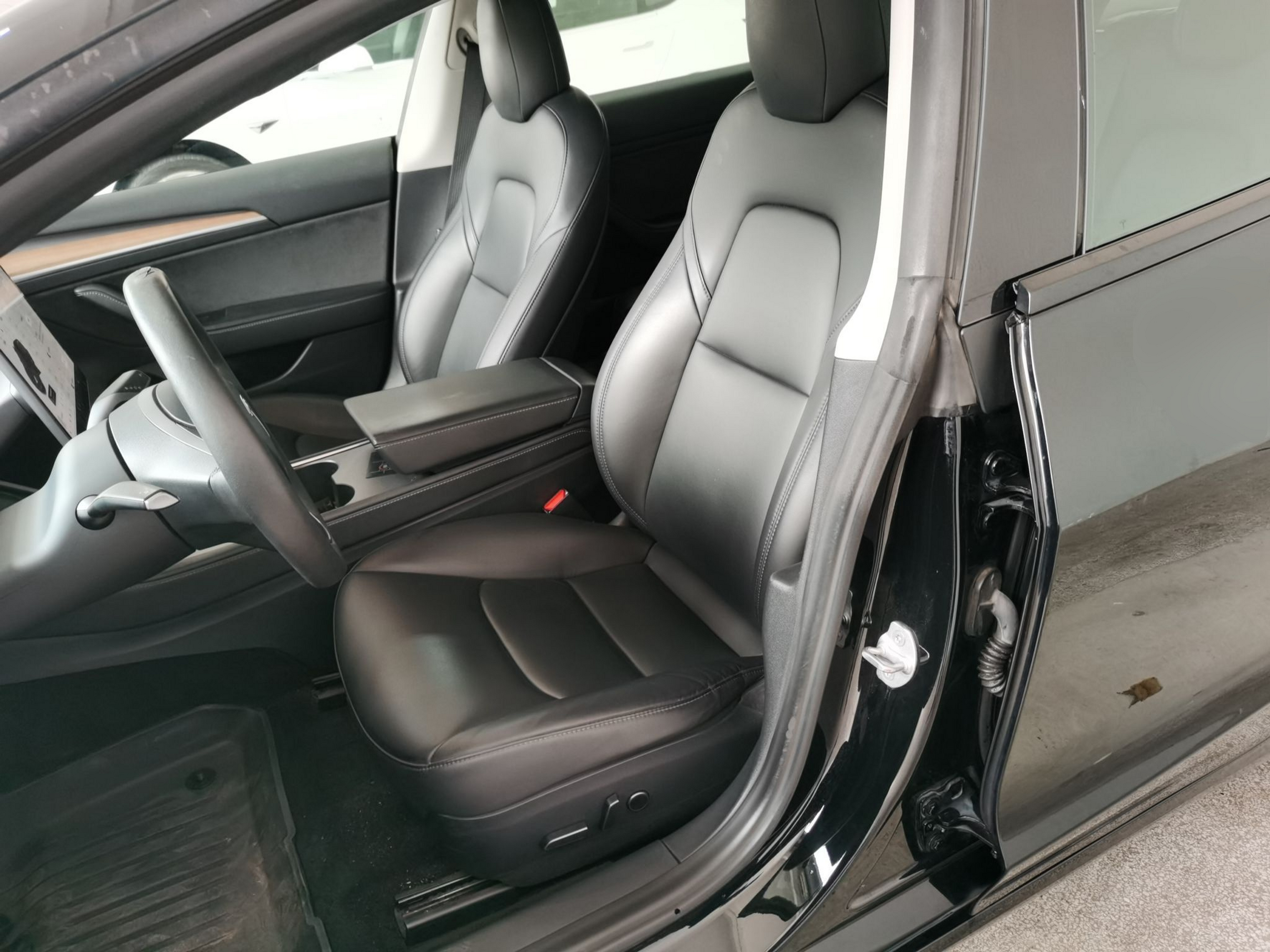 Переднее сиденье в автомобиле