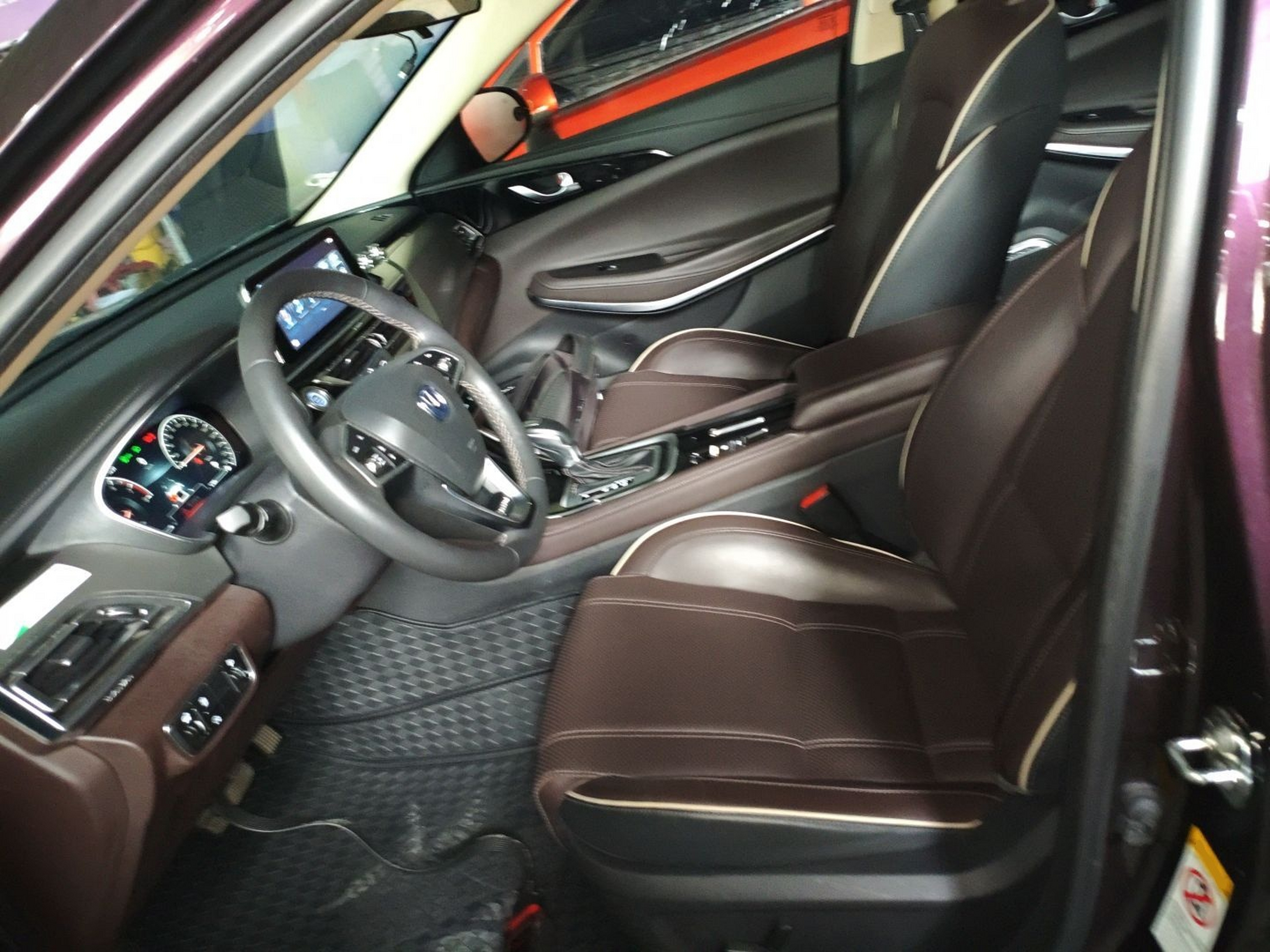 المقاعد الأمامية داخل السيارة