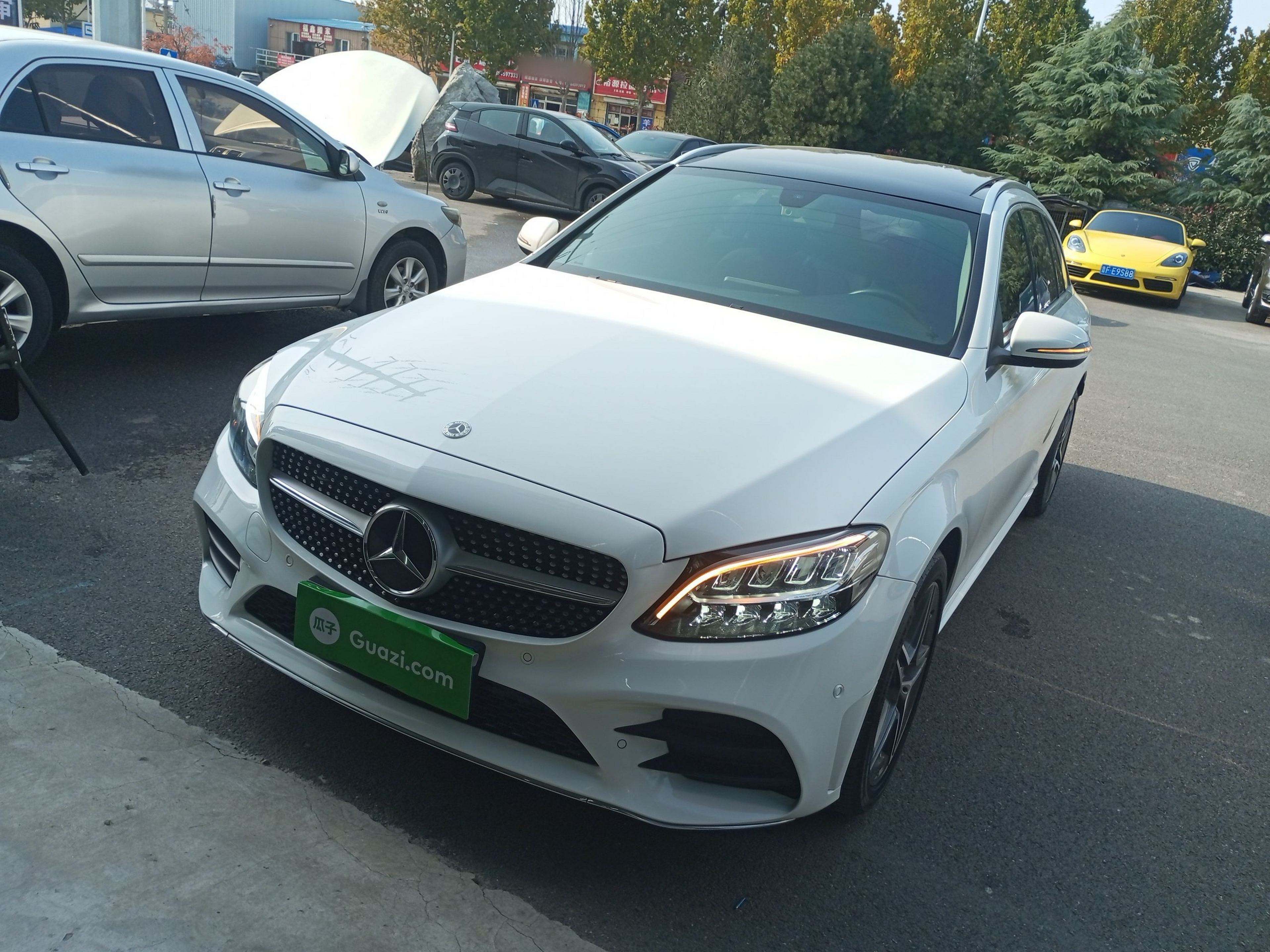 تحت مقدمة السيارة