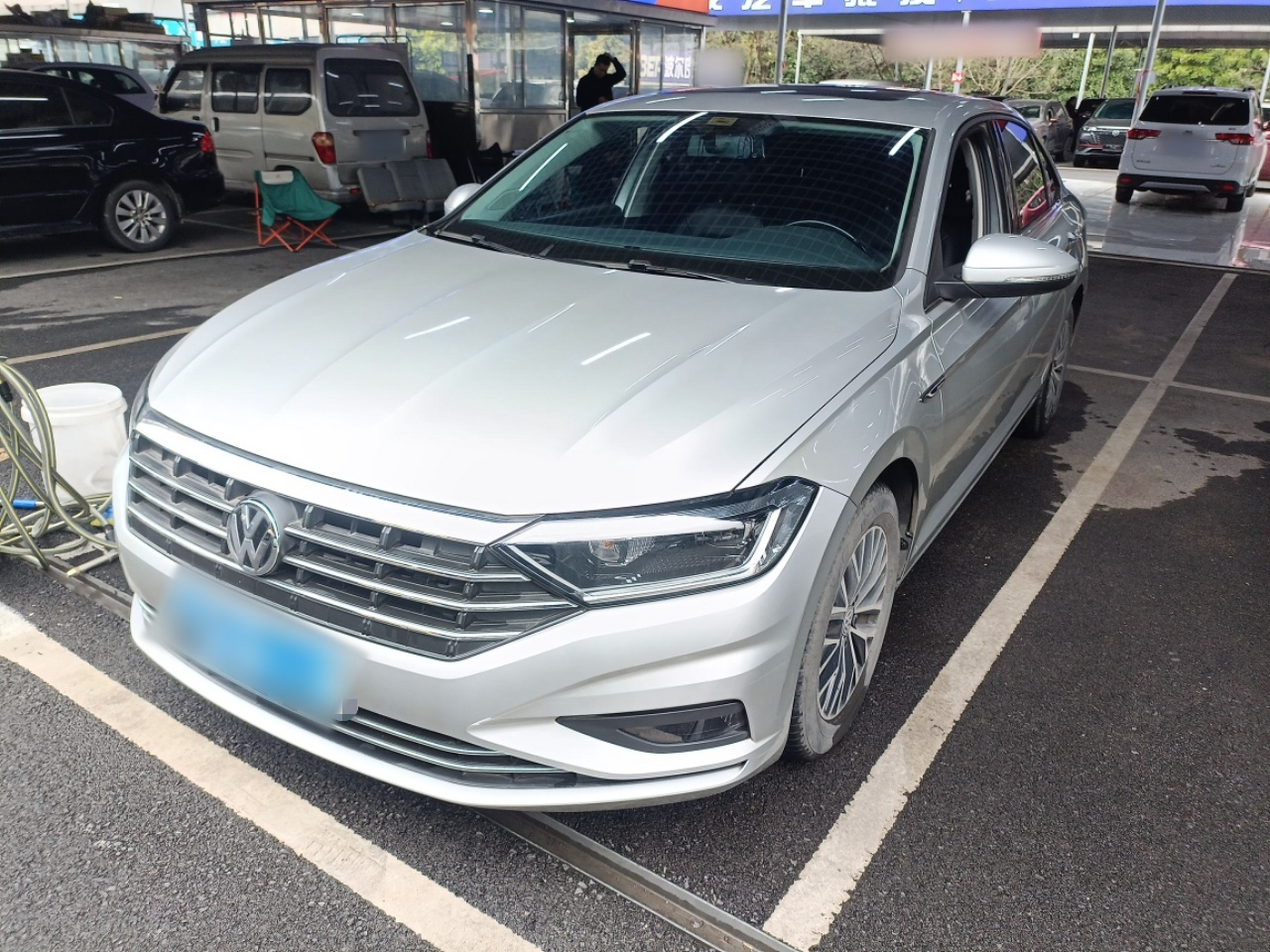 Под передней частью автомобиля